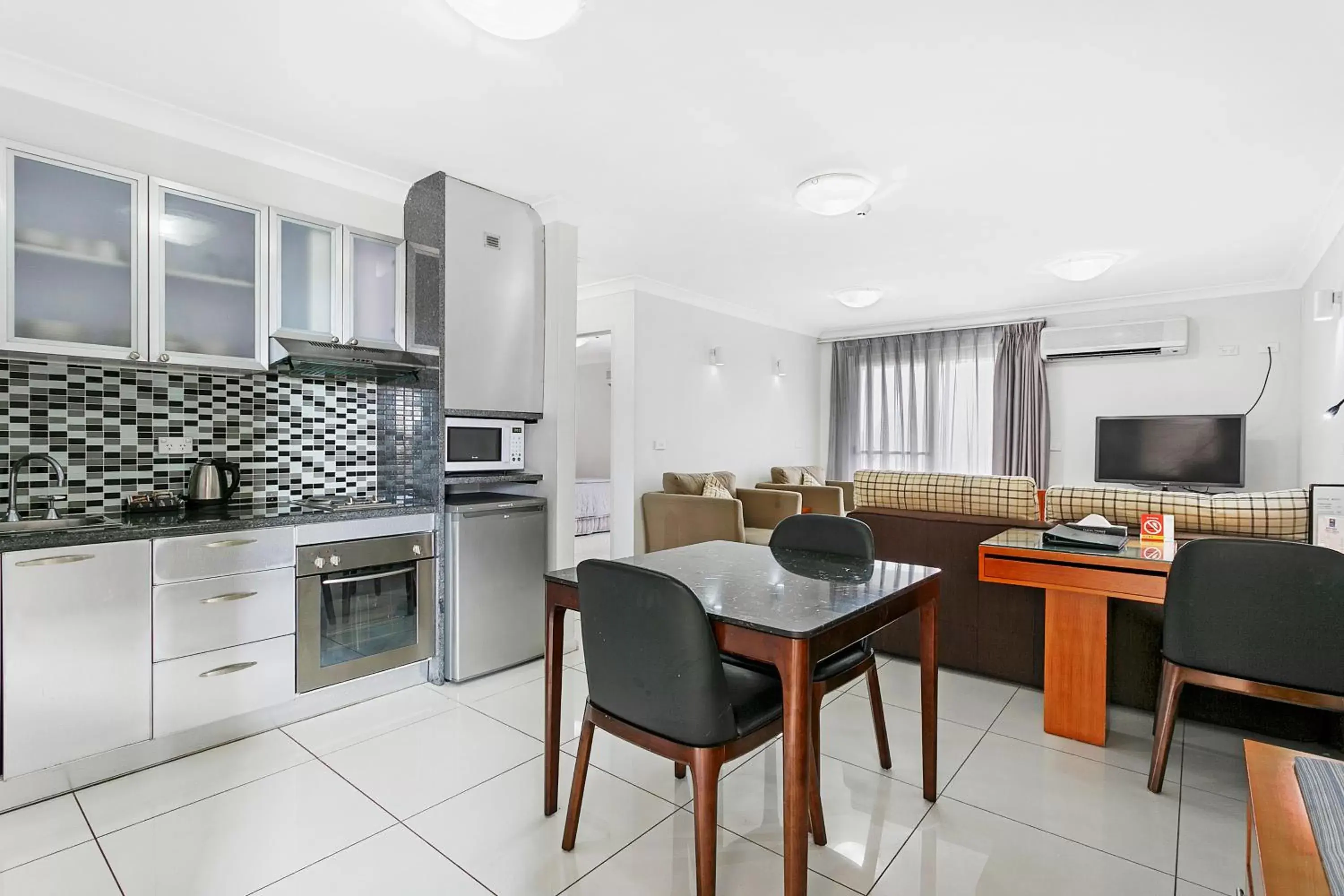 Kitchen/Kitchenette in Comfort Inn & Suites Burwood