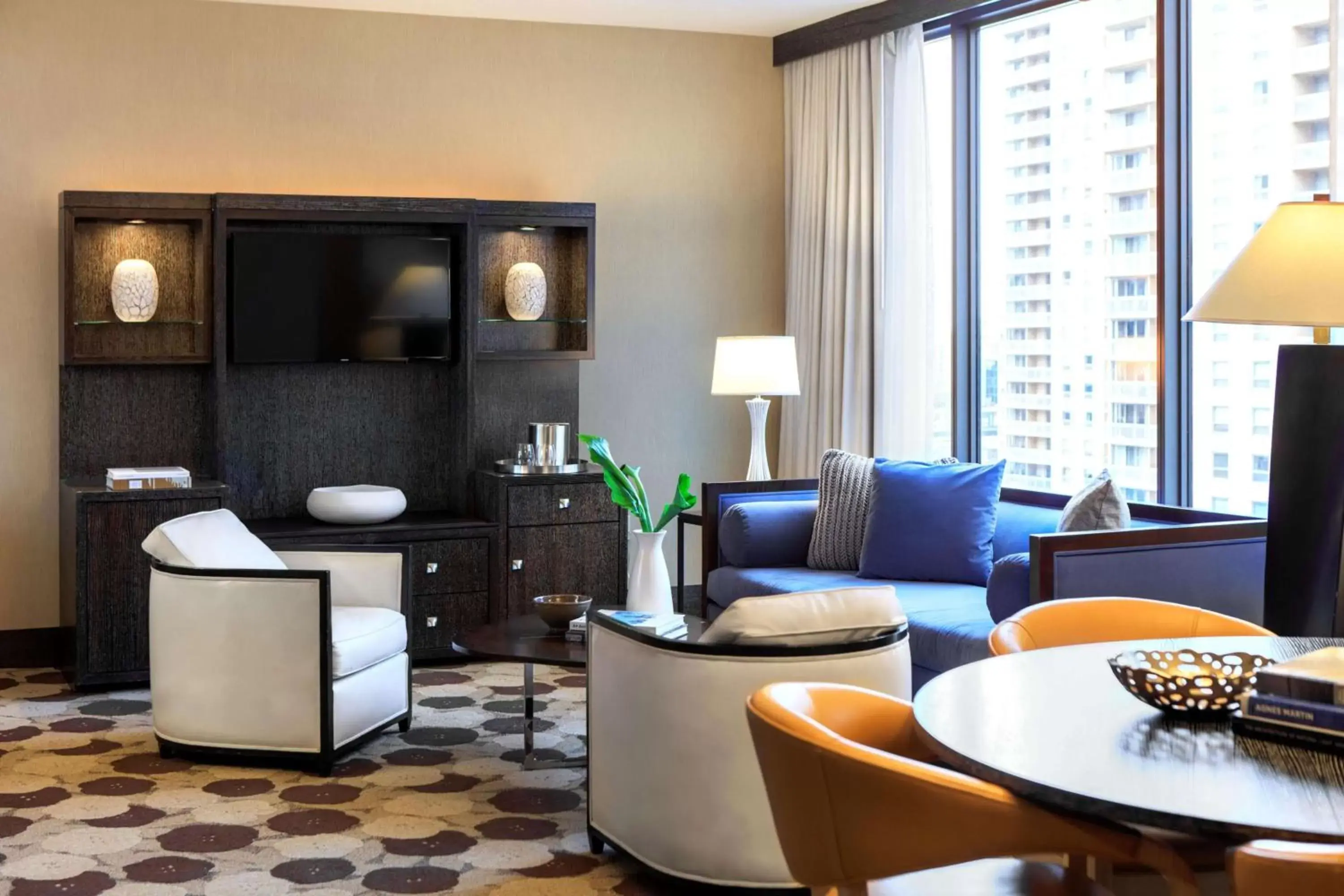 Photo of the whole room, Seating Area in The Royal Sonesta Chicago River North