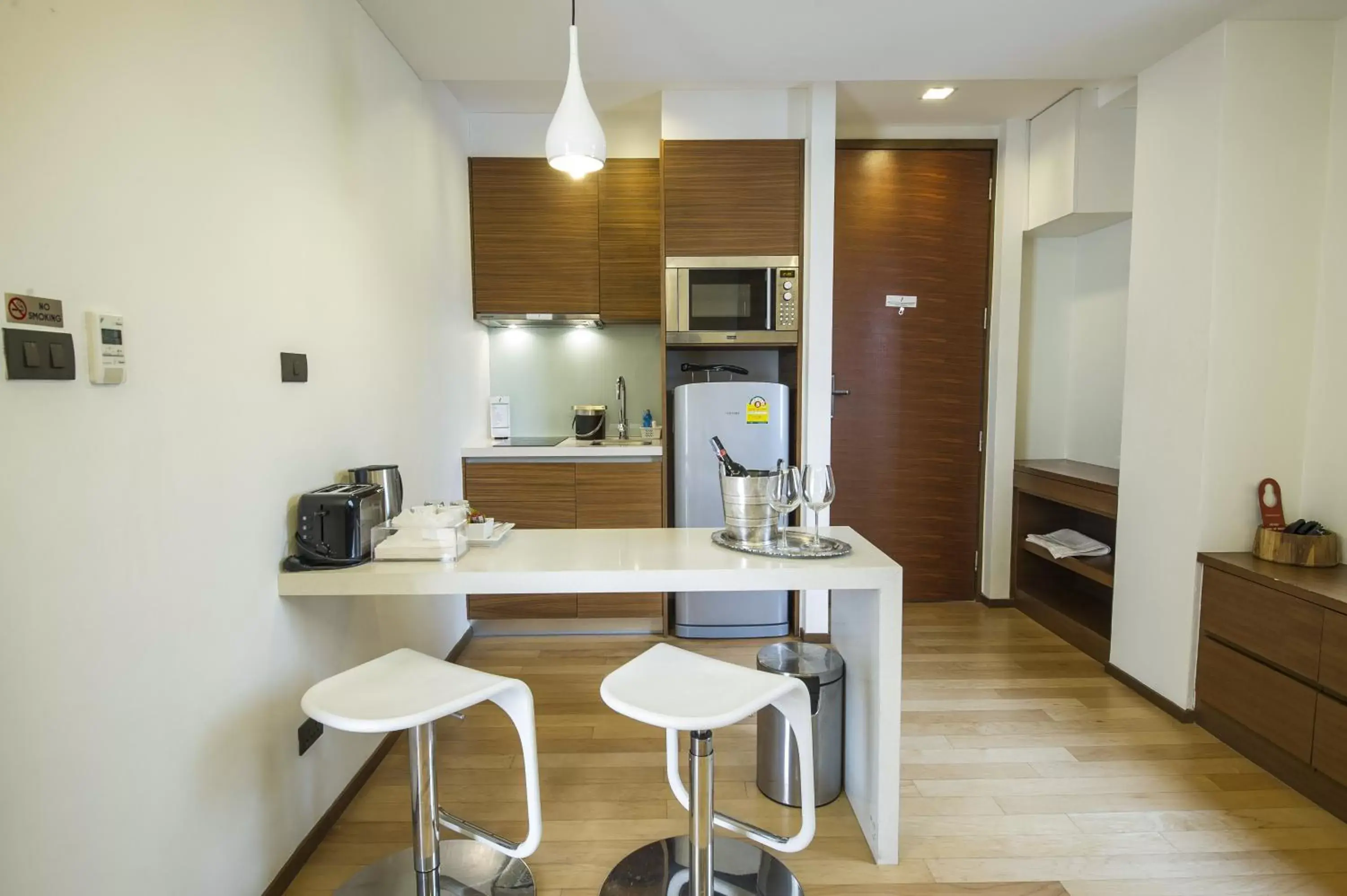 Dining area, Kitchen/Kitchenette in Marvin Suites Hotel