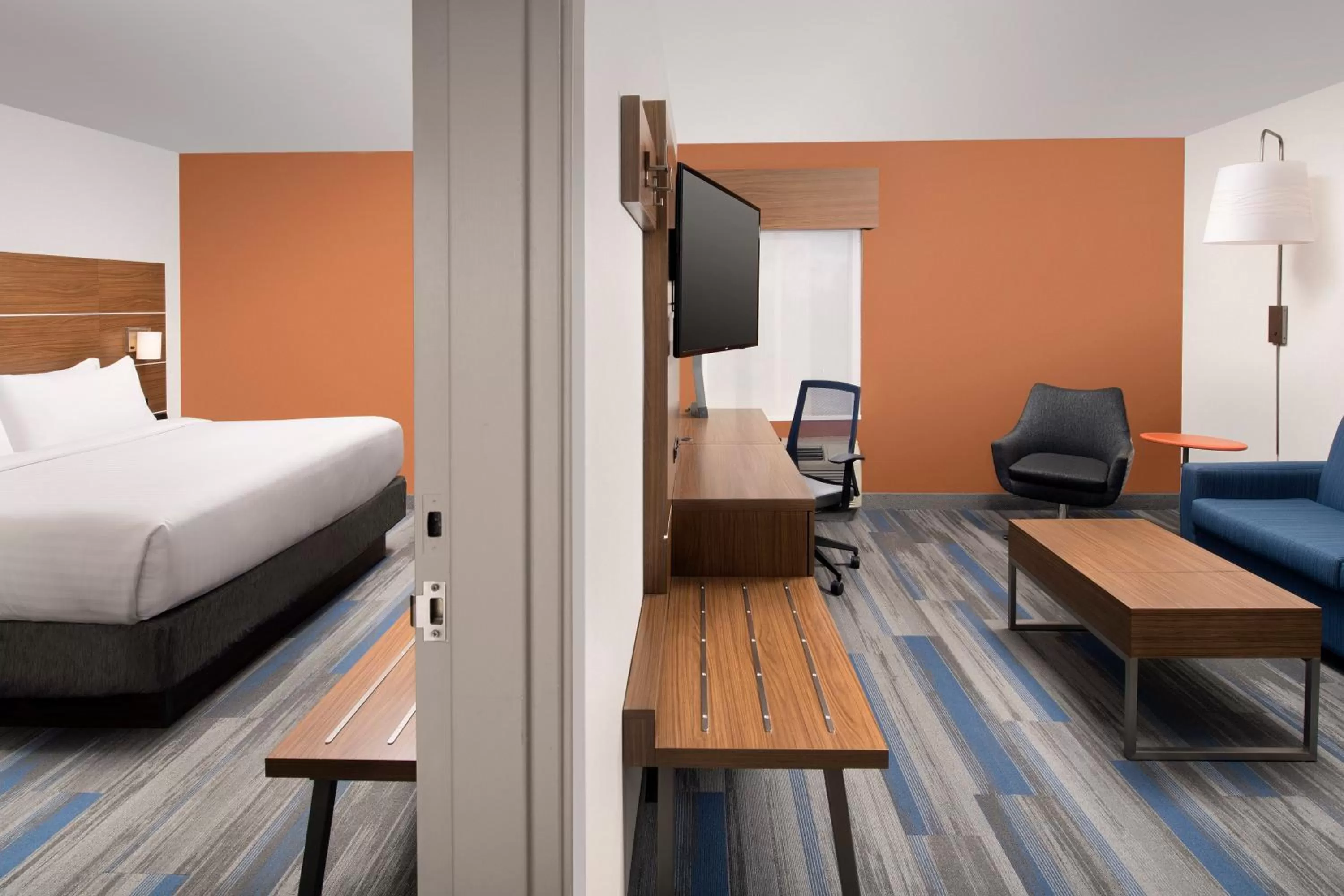 Photo of the whole room, Bed in Holiday Inn Express & Suites College Park - University Area by IHG