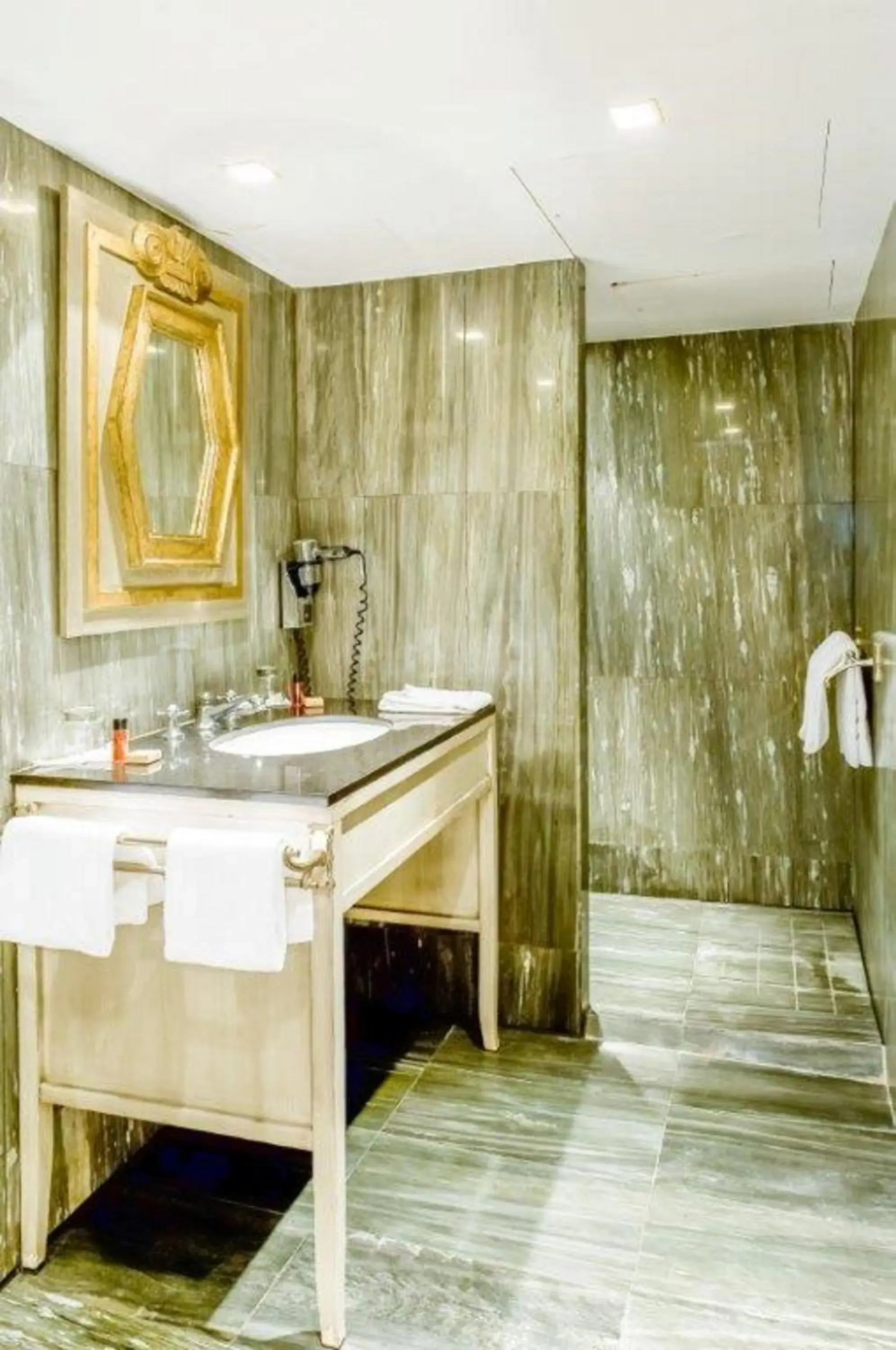 Bathroom in Chateaubriand Hotel