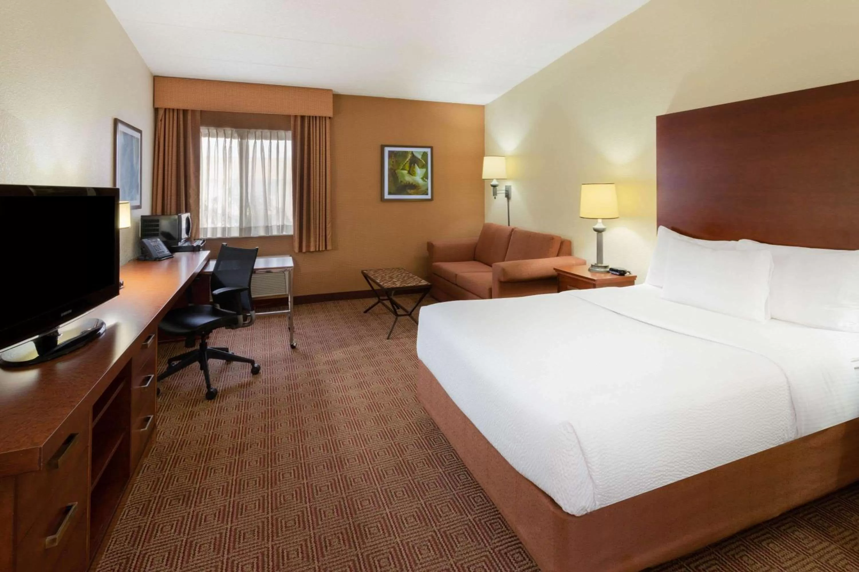 Photo of the whole room, Bed in La Quinta Inn by Wyndham Minneapolis Airport Bloomington