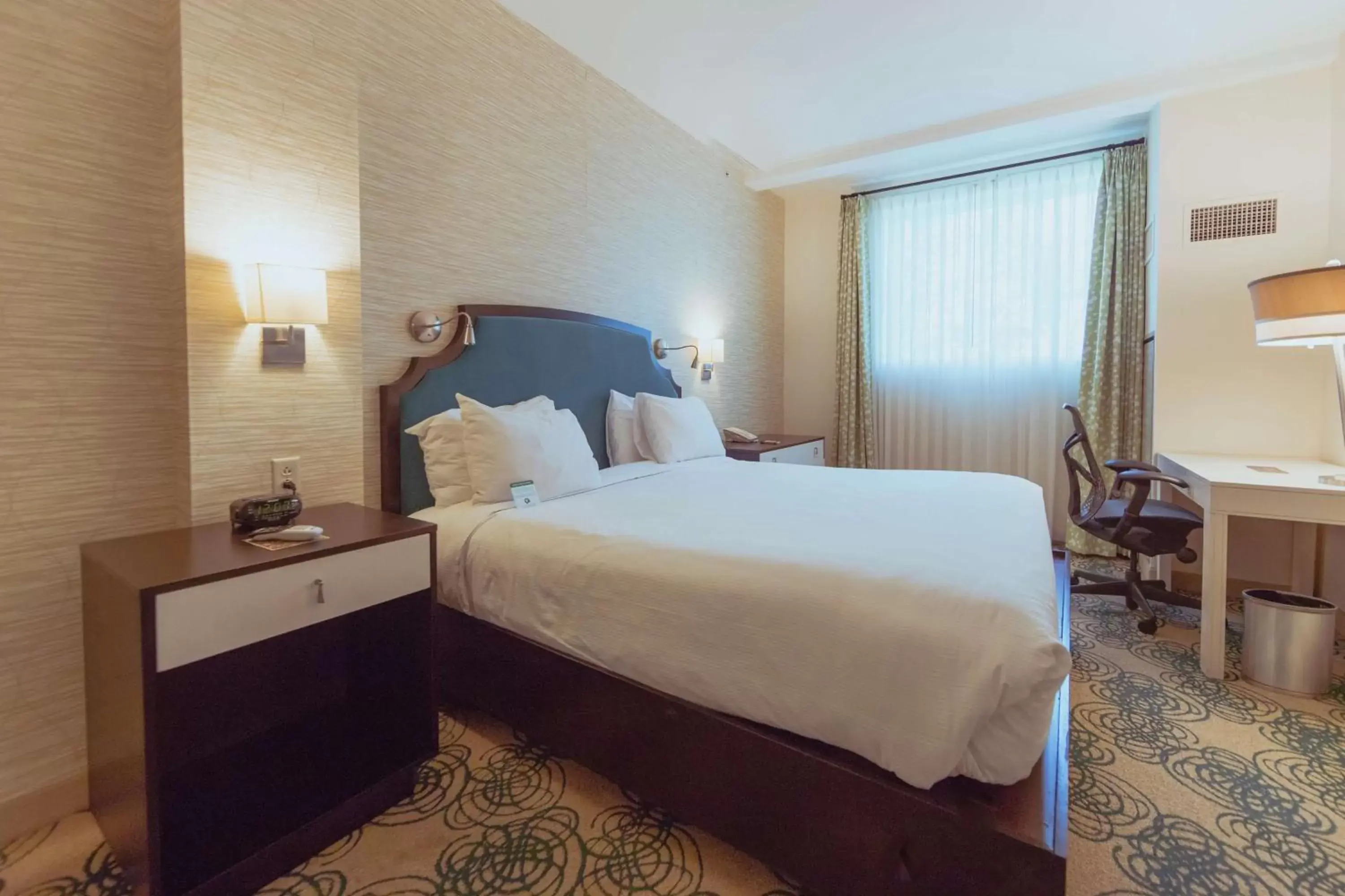 Bedroom, Bed in Hotel Skyler Syracuse, Tapestry Collection by Hilton Bedroom, Bed in Hotel Skyler Syracuse, Tapestry Collection by Hilton