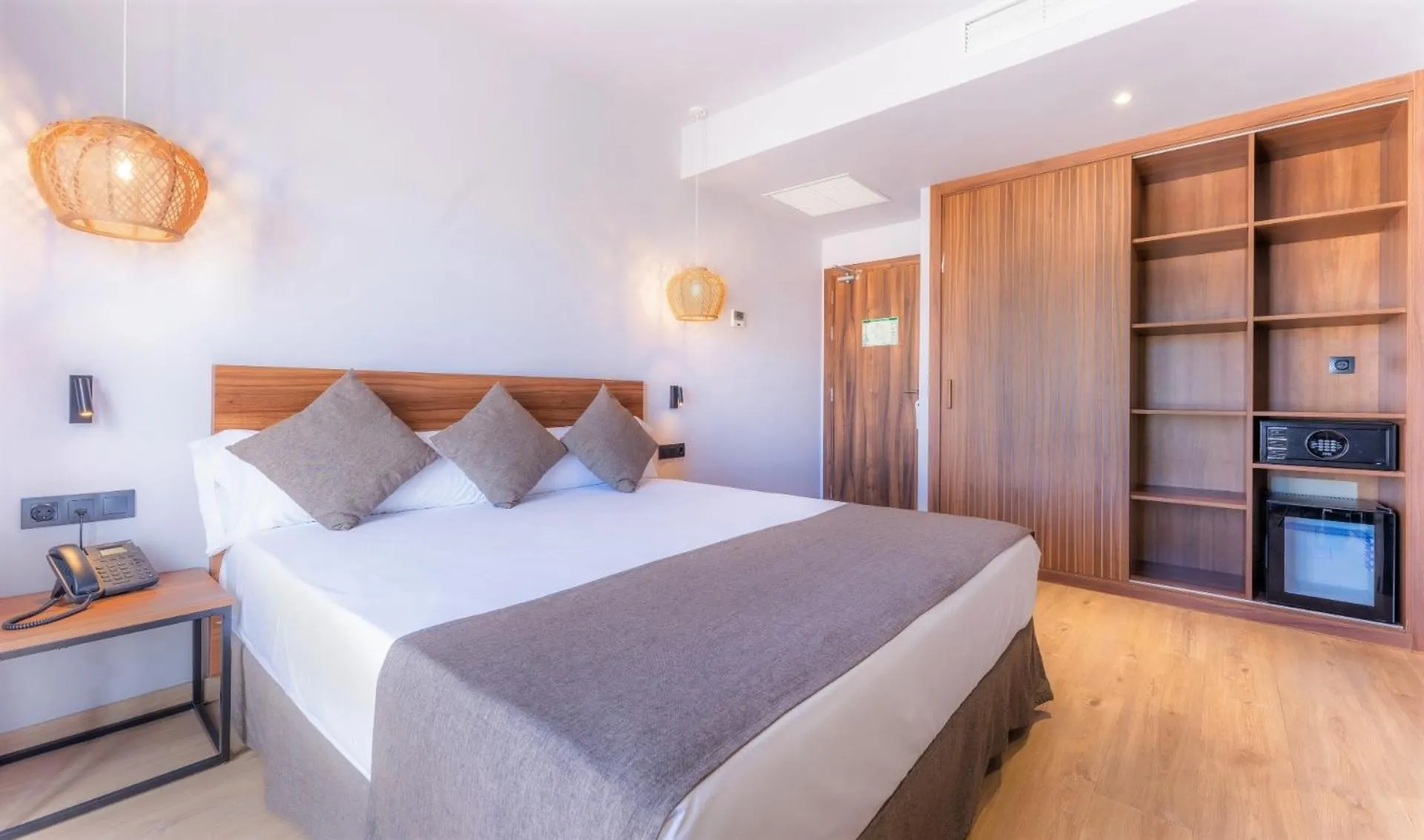 Photo of the whole room, Bed in DWO Nopal