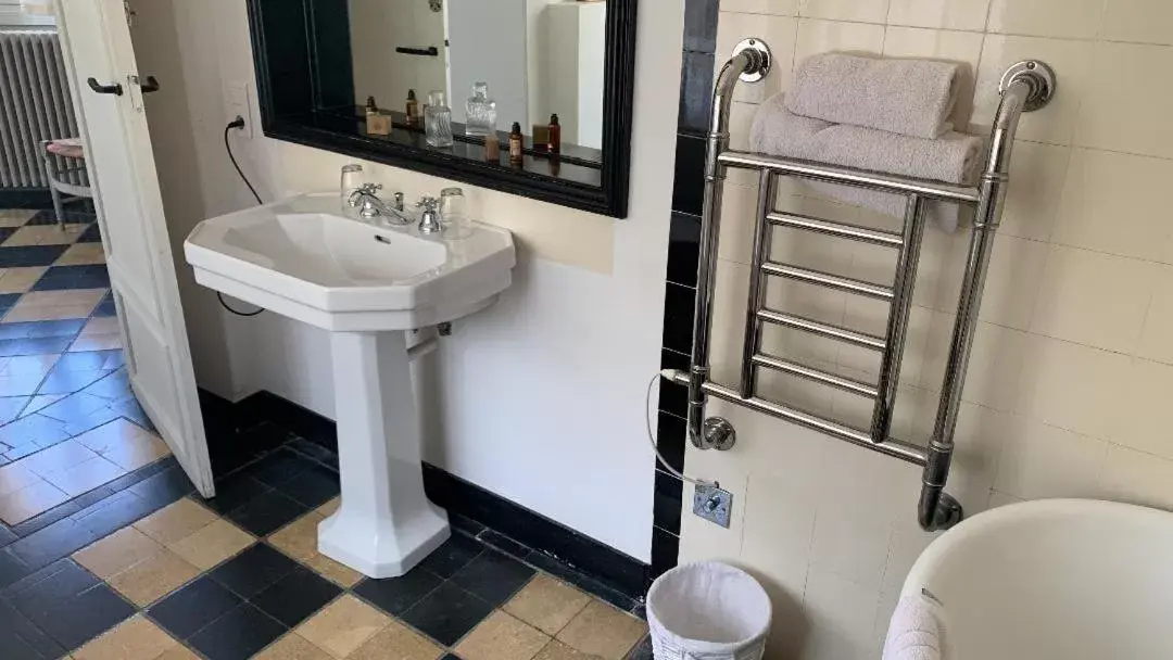 Bathroom in Chambres d'Hôtes Manoir de Beaumarchais