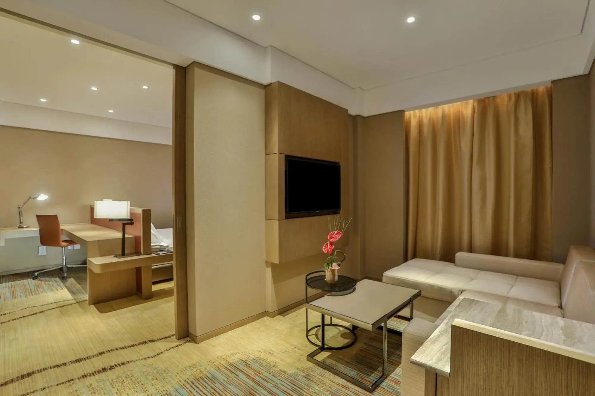 Living room, TV/Entertainment Center in Holiday Inn Express Chengdu Wenjiang Hotspring, an IHG Hotel