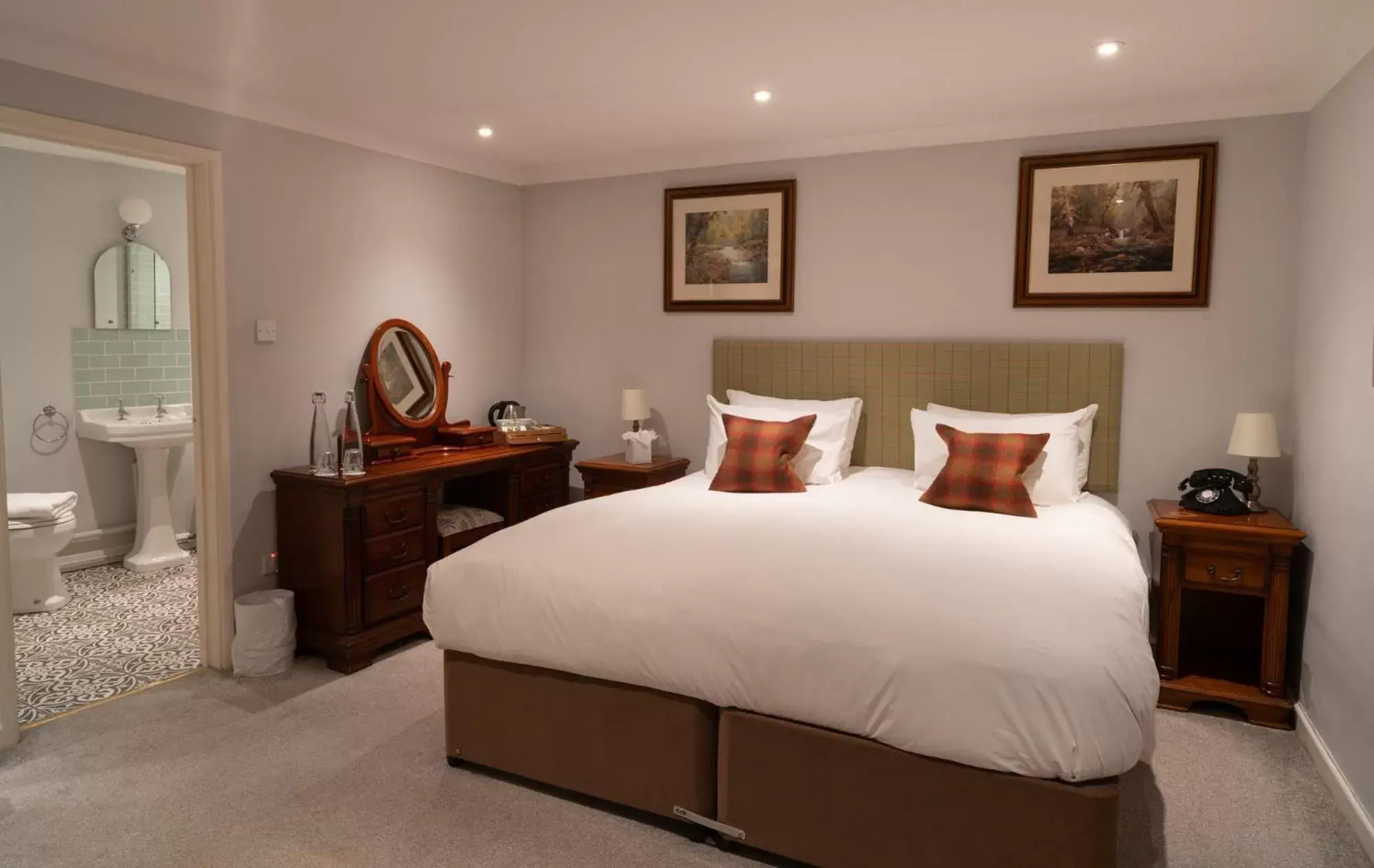Bedroom, Bed in White Hart Inn