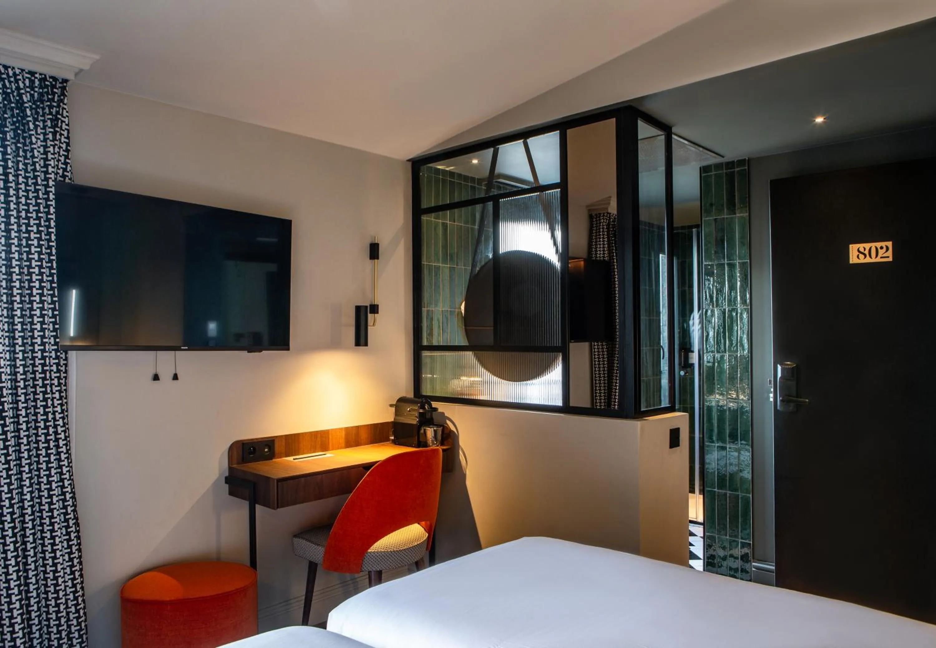 Bed, TV/Entertainment Center in ibis Styles Paris Gare du Nord TGV