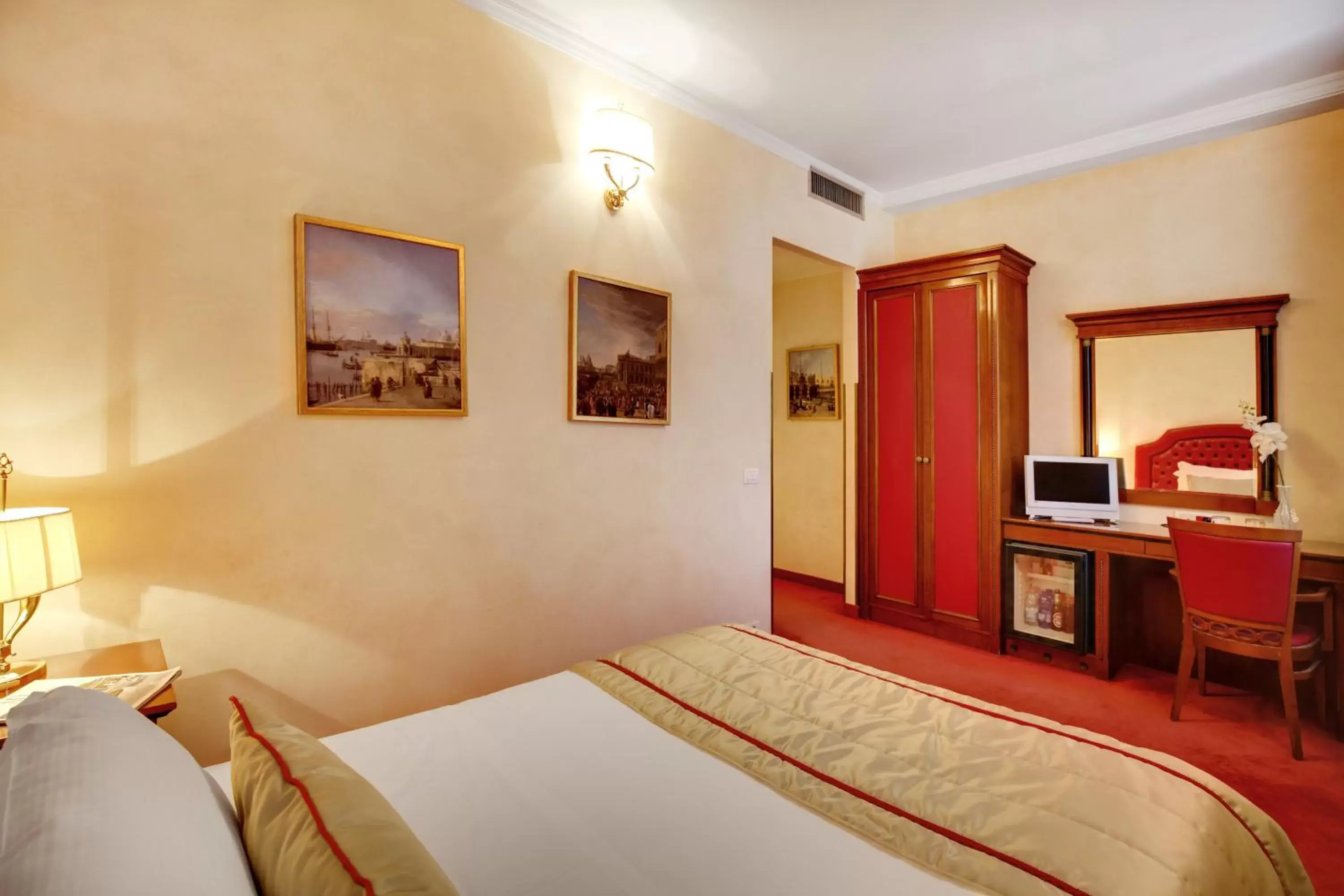 Photo of the whole room, Room Photo in Hotel Donà Palace