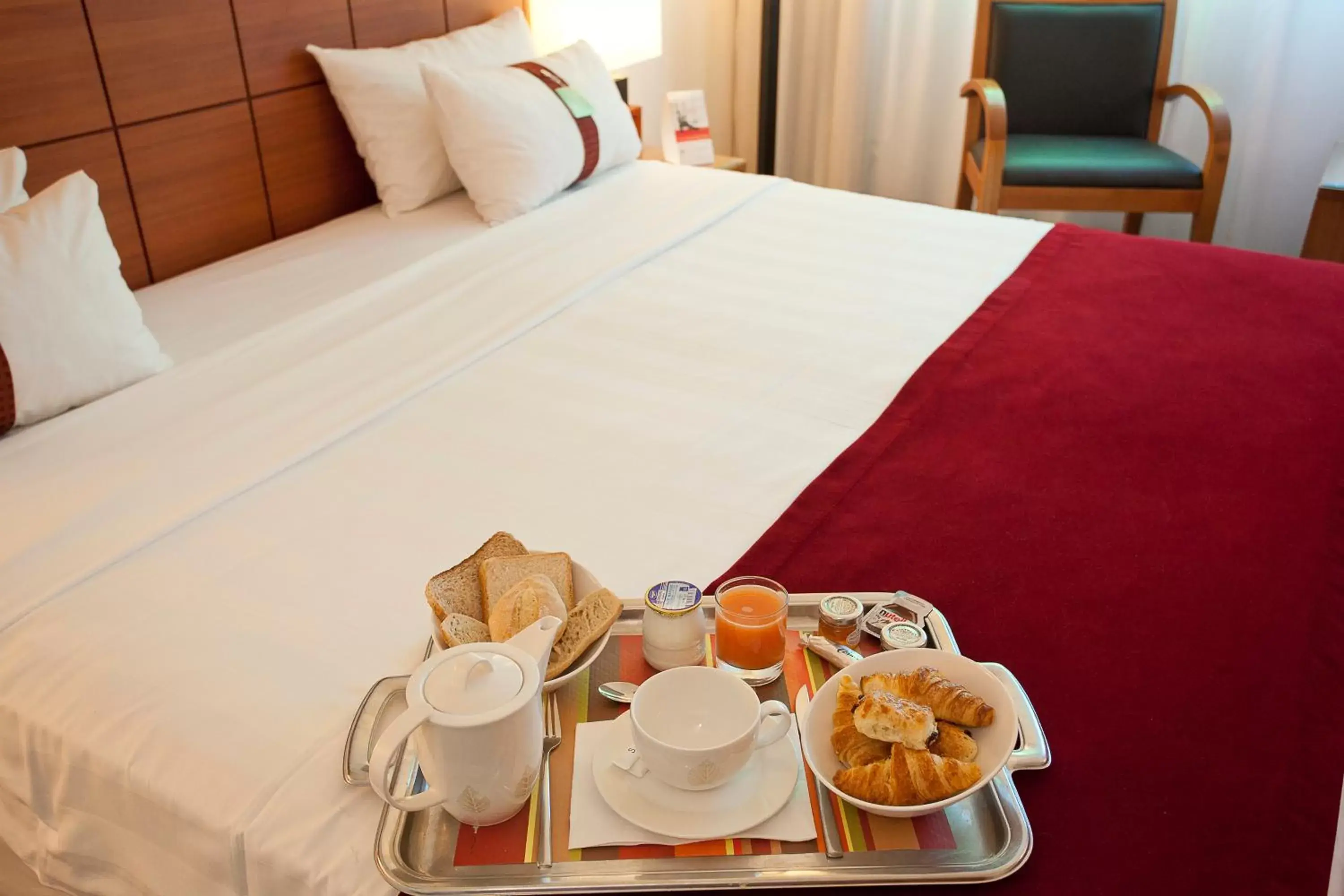 Bed in Holiday Inn Bordeaux Sud - Pessac, an IHG Hotel