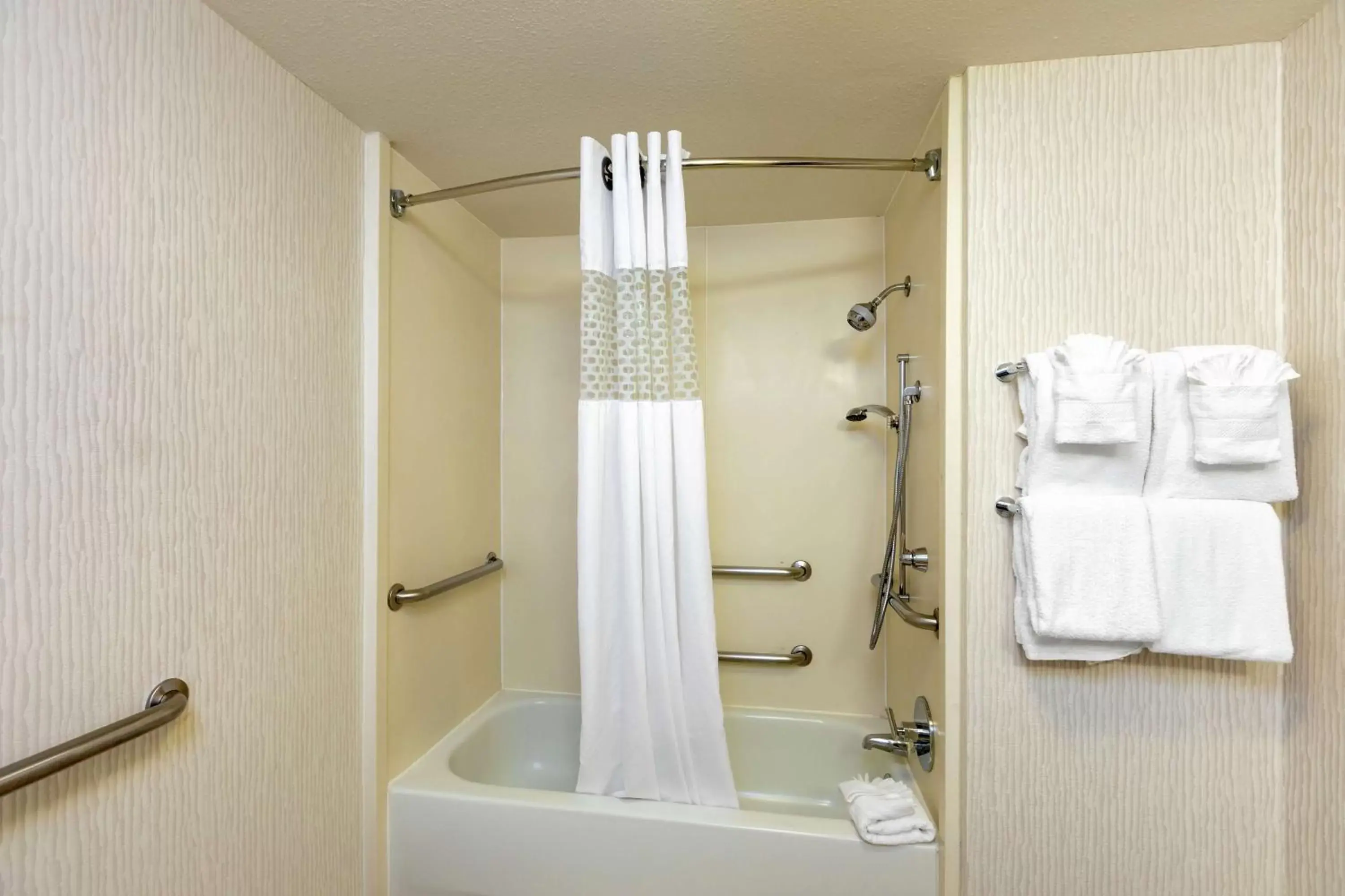 Bathroom in Hampton Inn & Suites-Austin Airport
