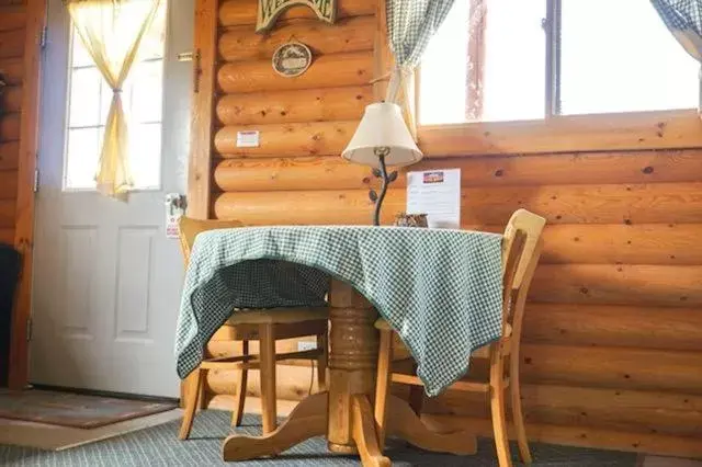 Dining Area in Sportsman Lodge Melrose MT