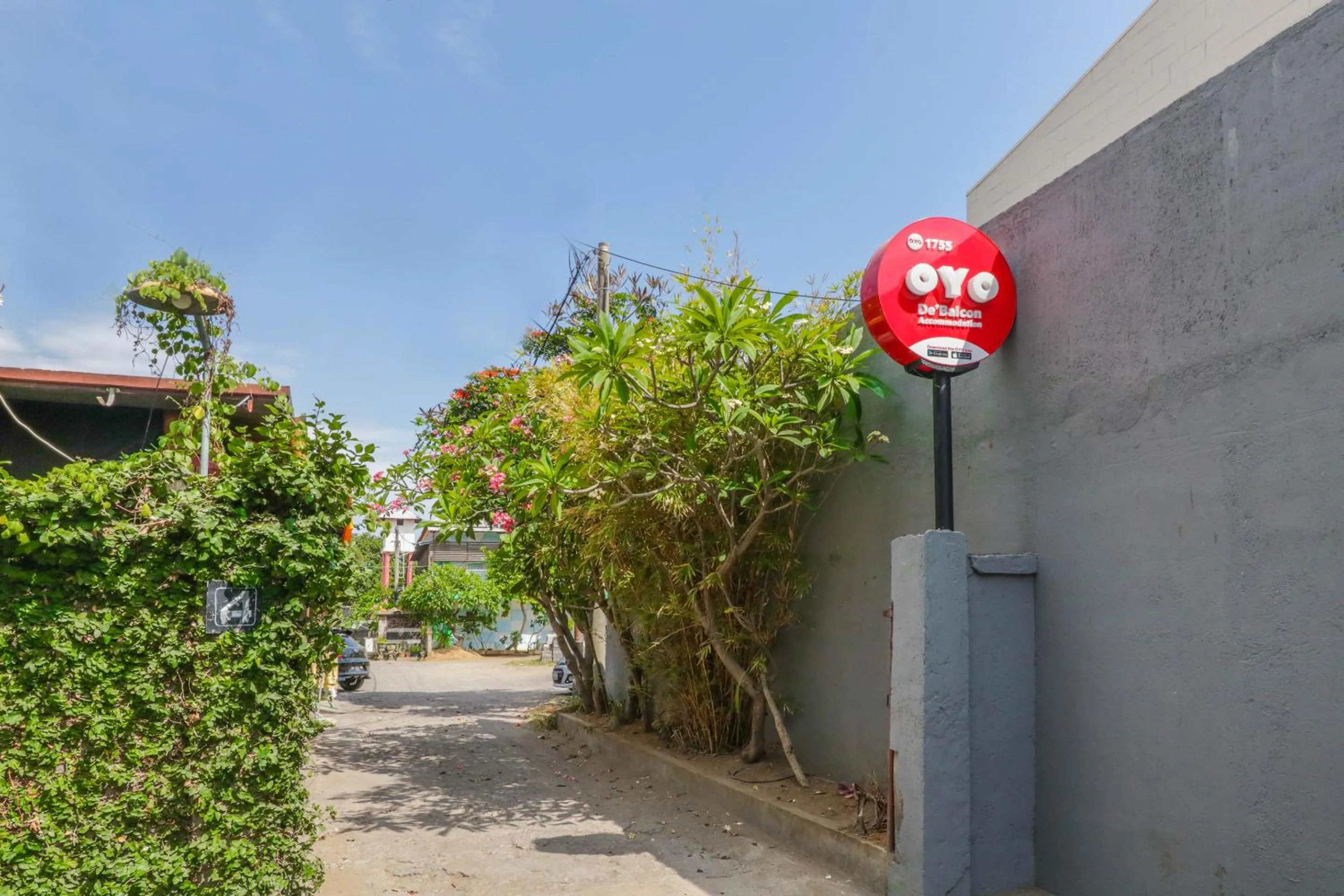 Facade/entrance in OYO 1755 De'balcon Accomodation