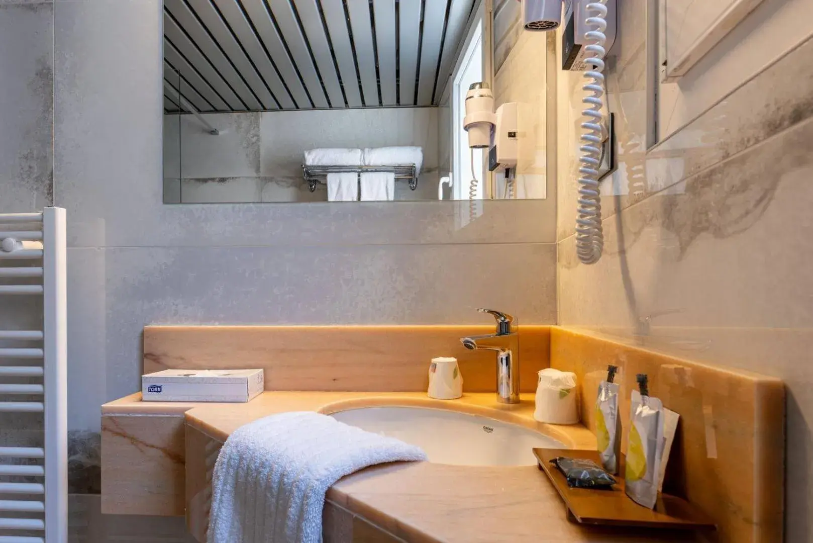 Shower, Bathroom in Hôtel Le Yachtman