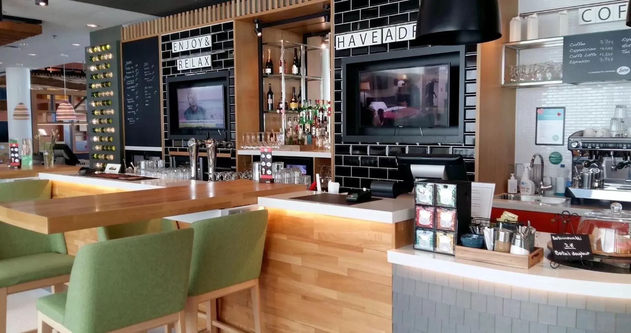 Lounge or bar, Restaurant/Places to Eat in Holiday Inn Helsinki West - Ruoholahti, an IHG Hotel