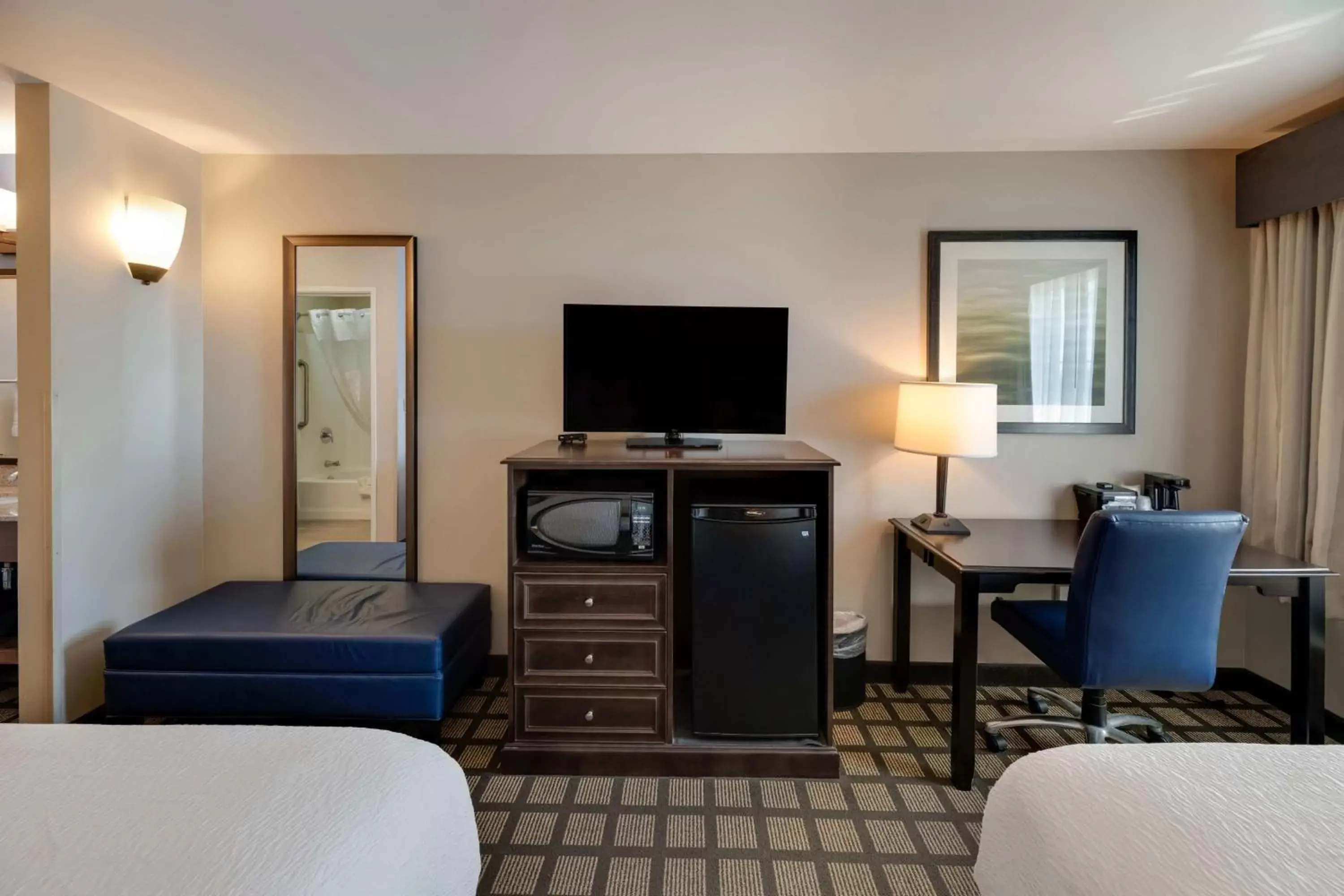 Bedroom, TV/Entertainment Center in Best Western North Bryant Inn