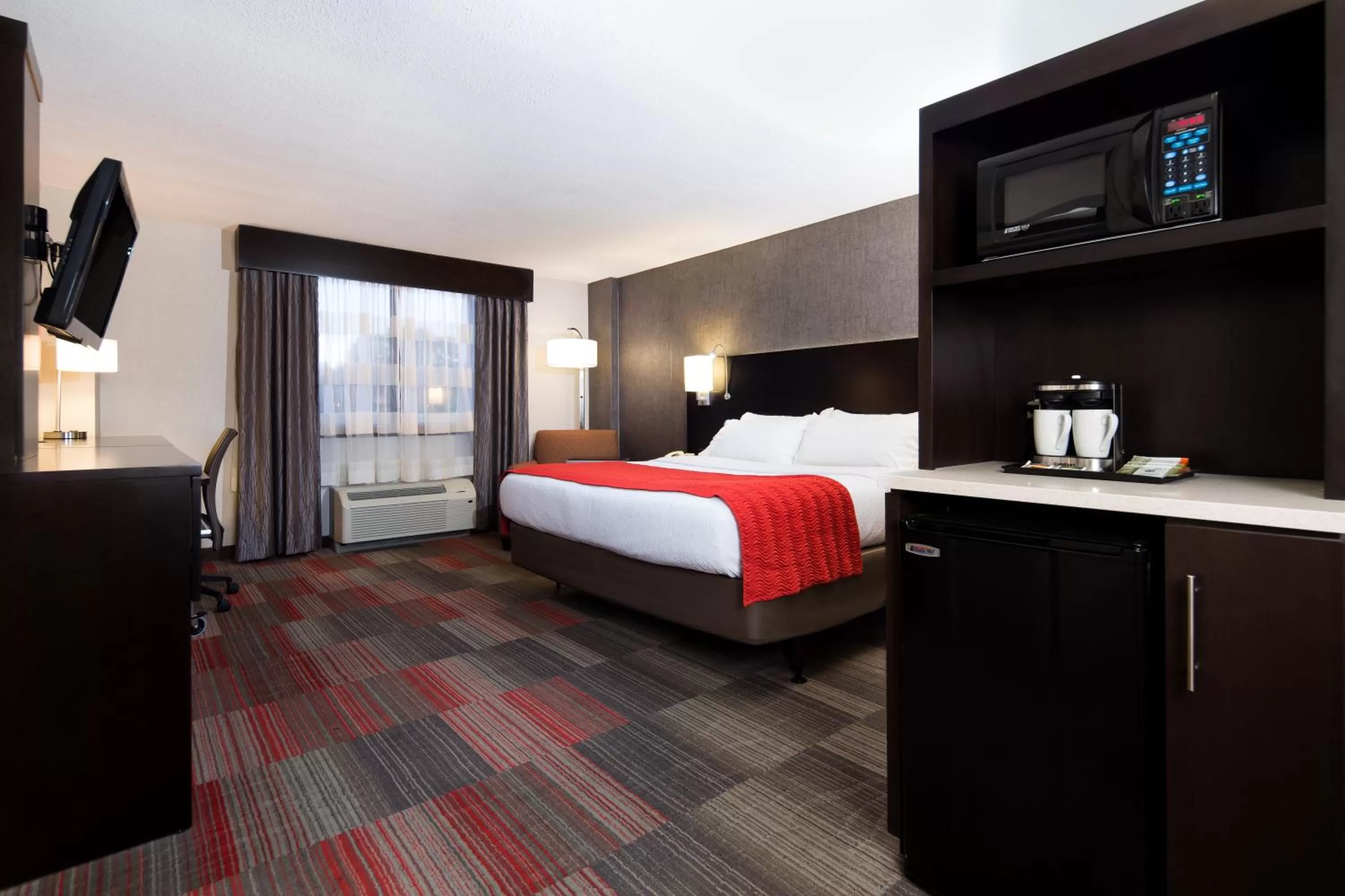 Photo of the whole room, Bed in Holiday Inn Milwaukee Riverfront by IHG