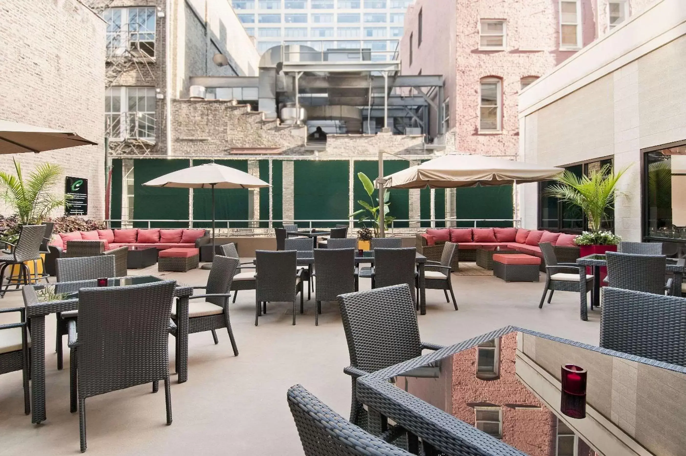 Patio, Restaurant/Places to Eat in Hampton Inn & Suites Chicago-Downtown