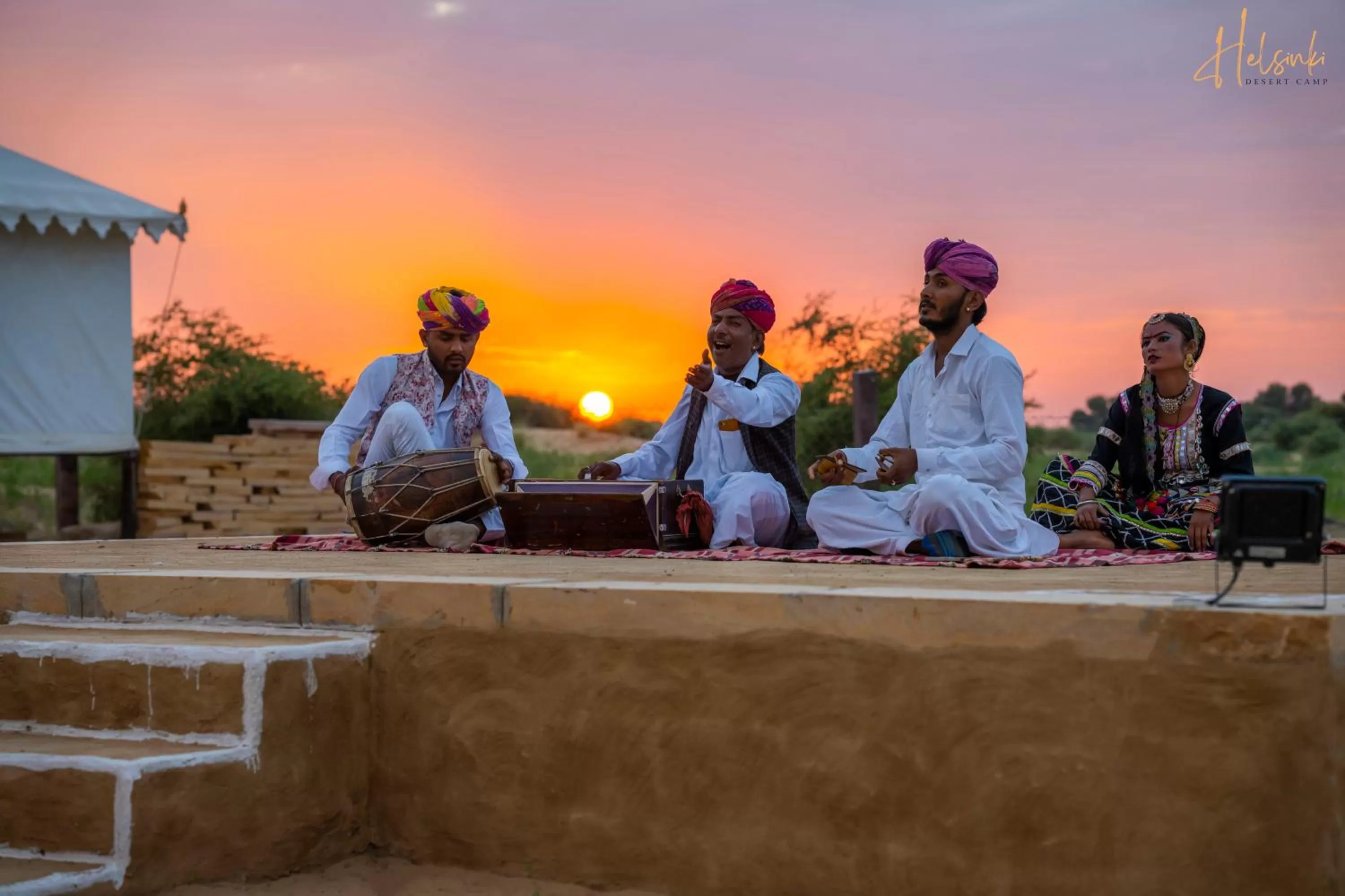 Evening entertainment in Helsinki Desert Camp