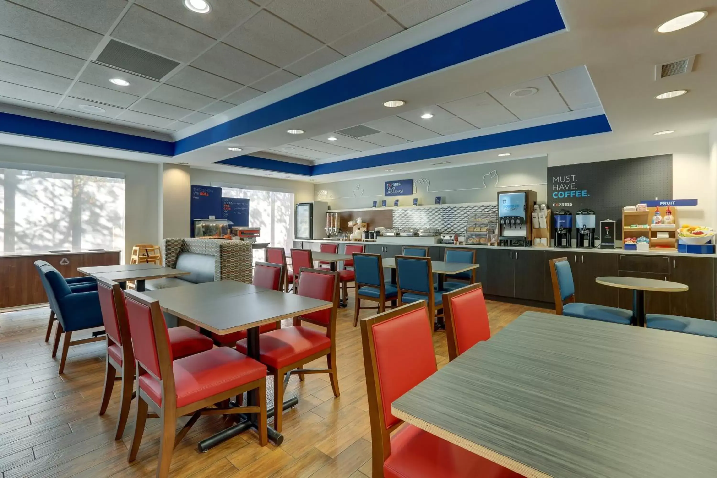 Breakfast, Restaurant/Places to Eat in Holiday Inn Express Hotel & Suites Dayton-Centerville, an IHG Hotel