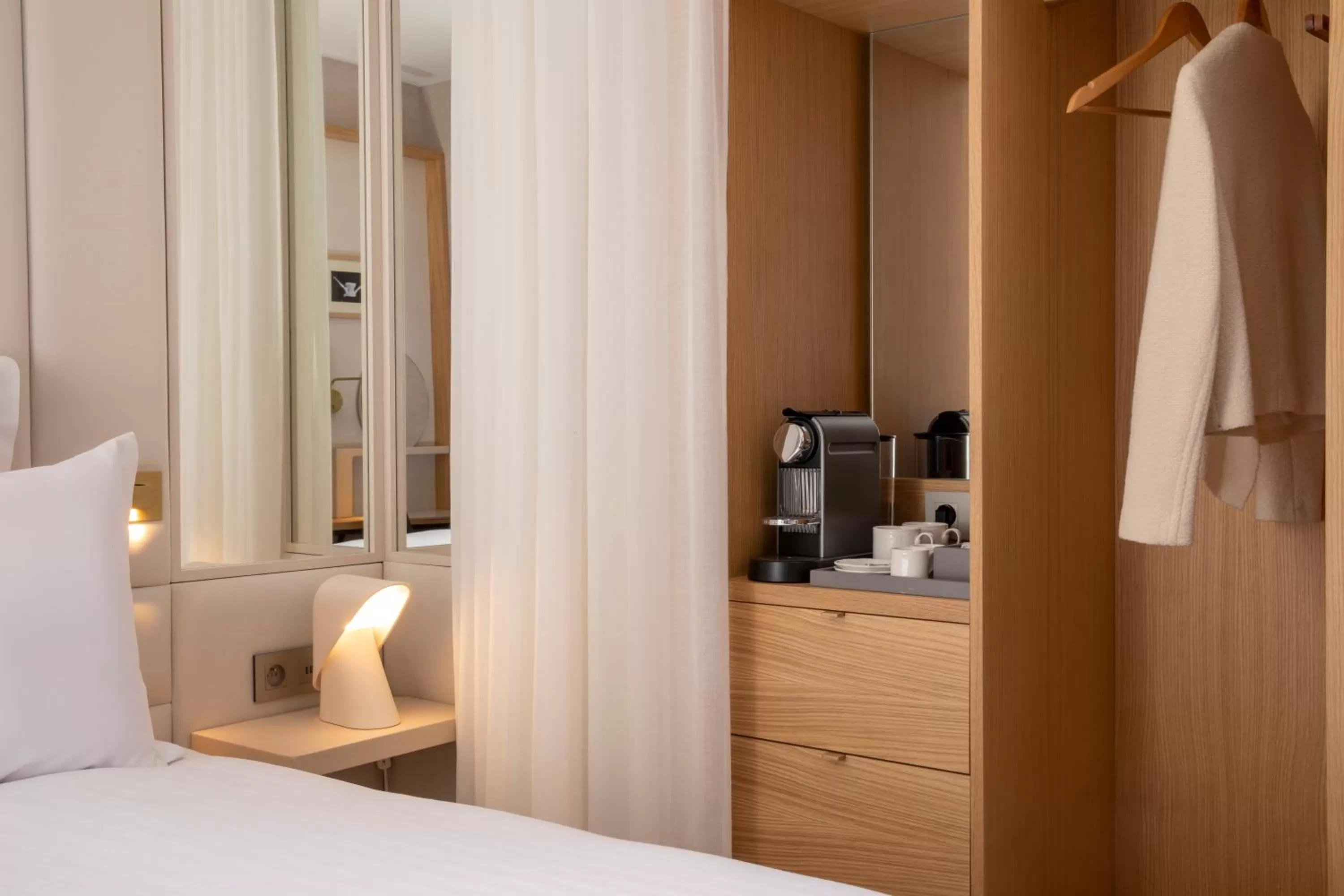 Bedroom, Bed in Hôtel Beige