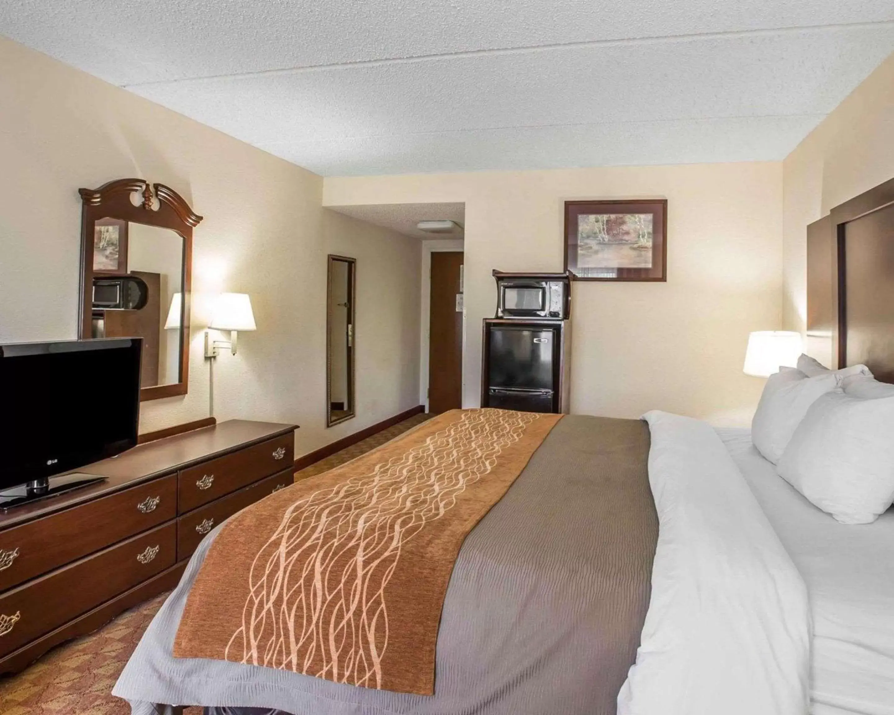 Bathroom, Bed in Comfort Inn & Suites at I-85