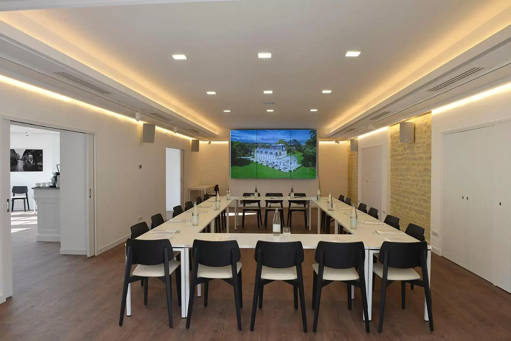 Business facilities in Chateau La Cheneviere