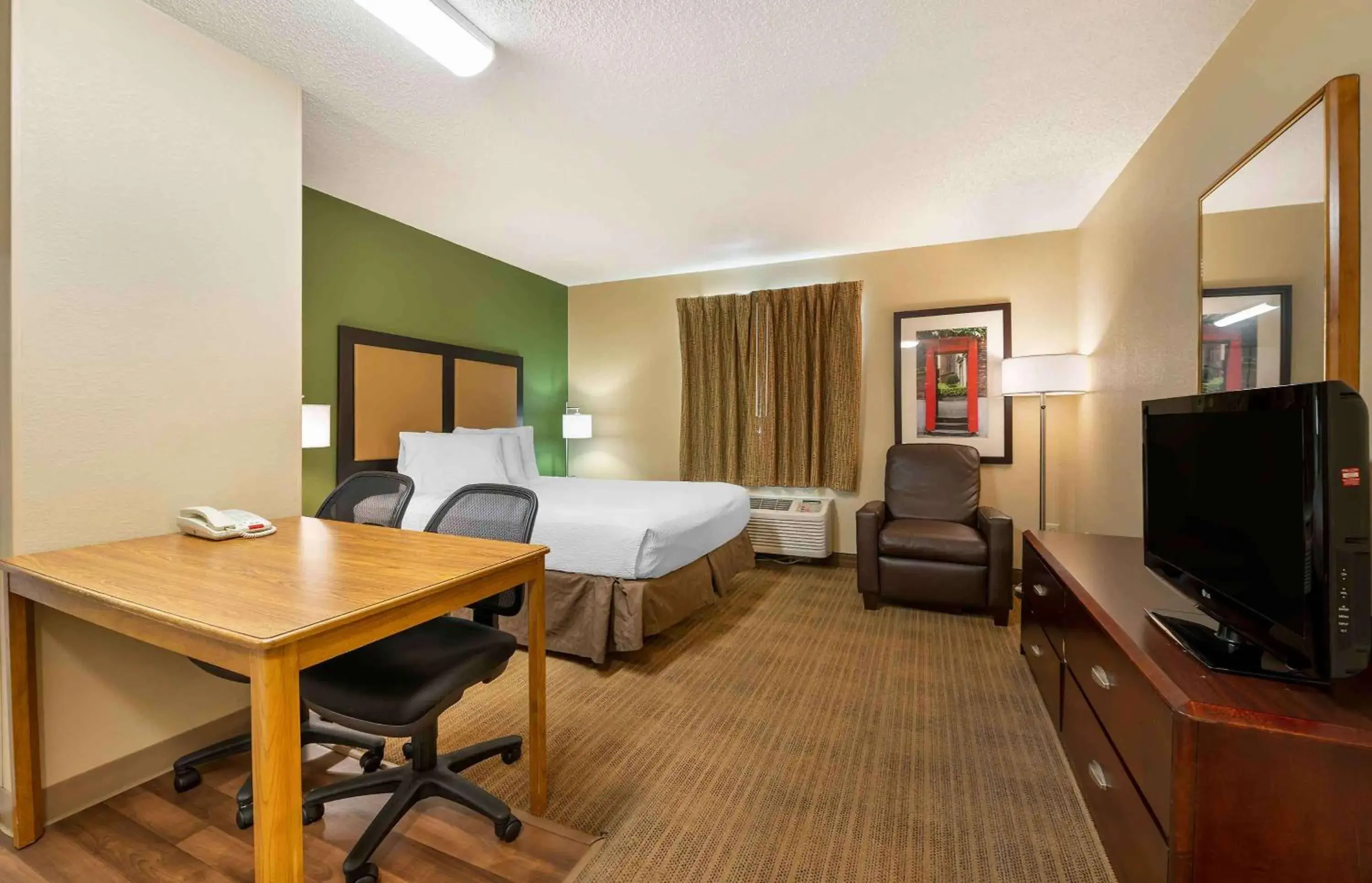 Bedroom, TV/Entertainment Center in Extended Stay America Suites - Indianapolis - Northwest - College Park