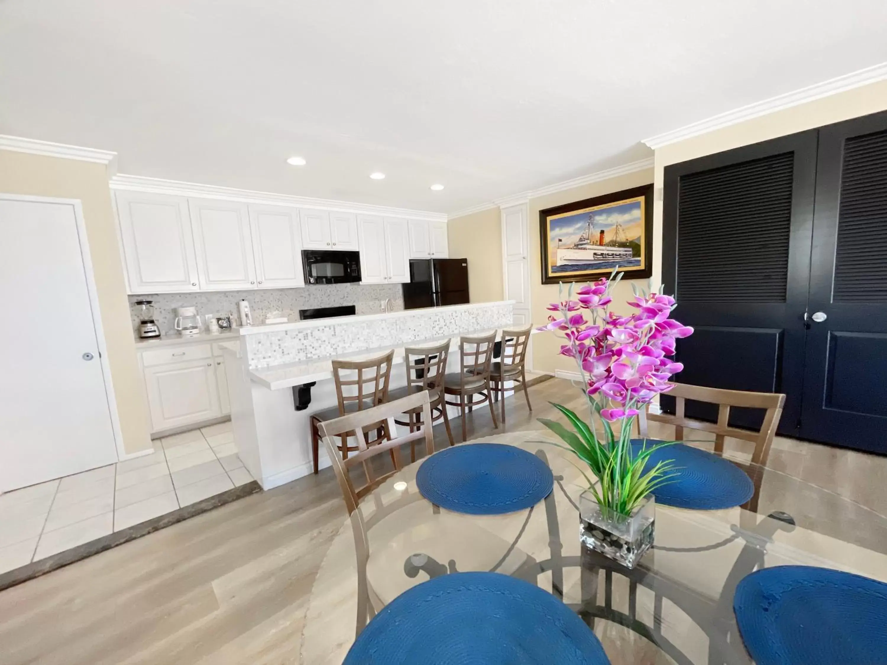 Dining Area in Catalina Courtyard Suites