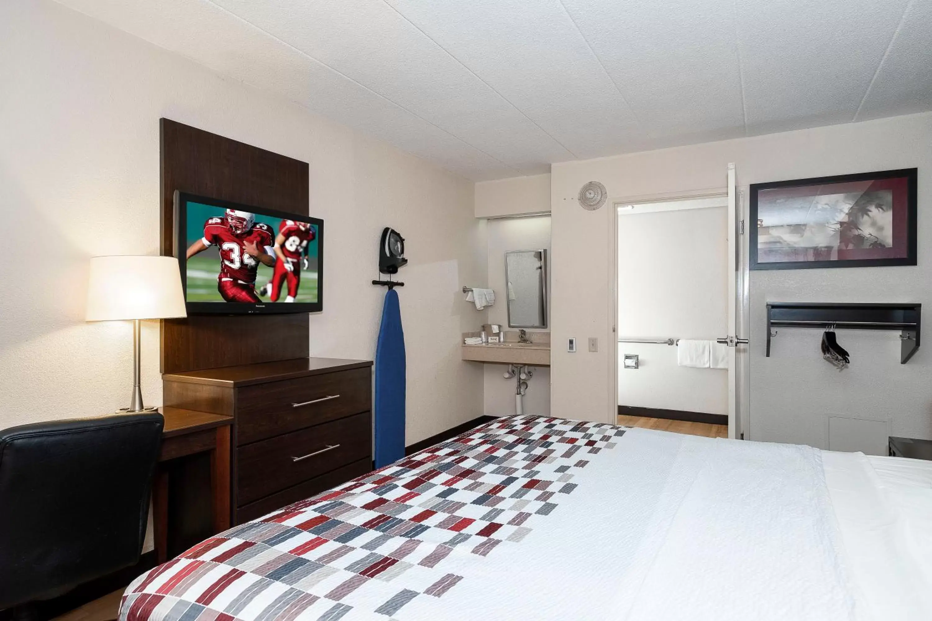 Photo of the whole room, Bed in Red Roof Inn Mt Laurel Photo of the whole room, Bed in Red Roof Inn Mt Laurel