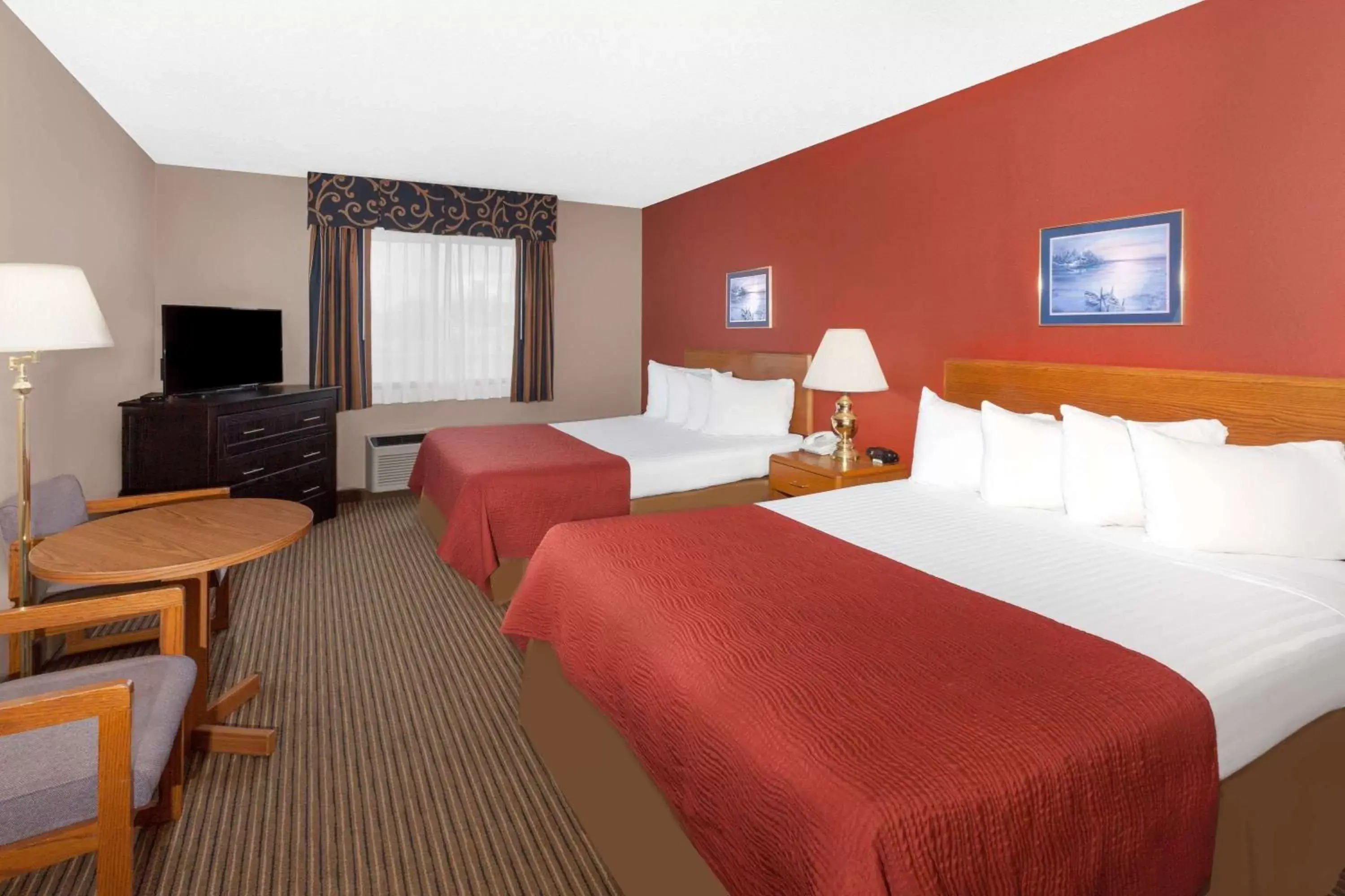 Photo of the whole room, Bed in Super 8 by Wyndham St. Ignace