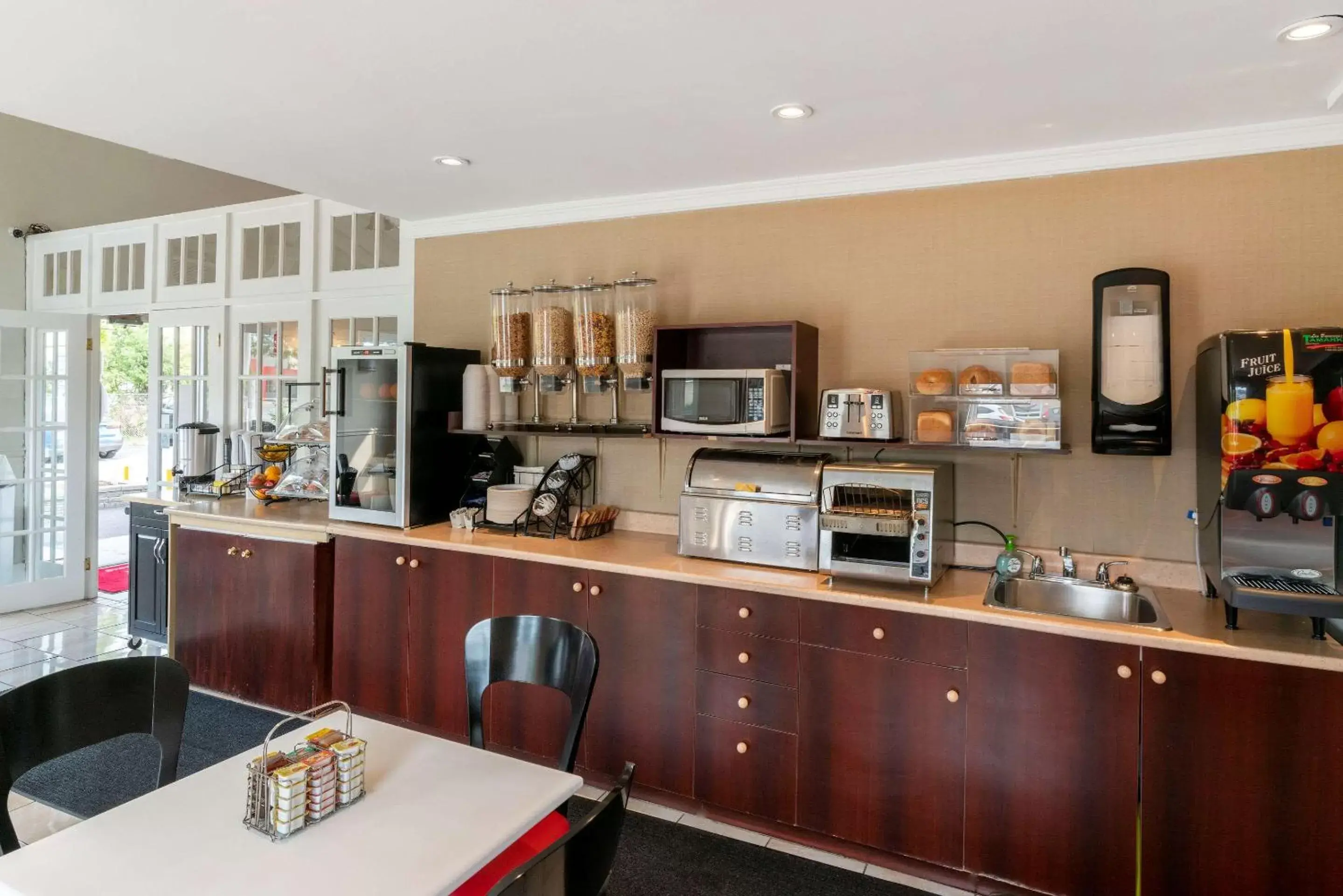 Restaurant/places to eat, Kitchen/Kitchenette in Econolodge Brossard