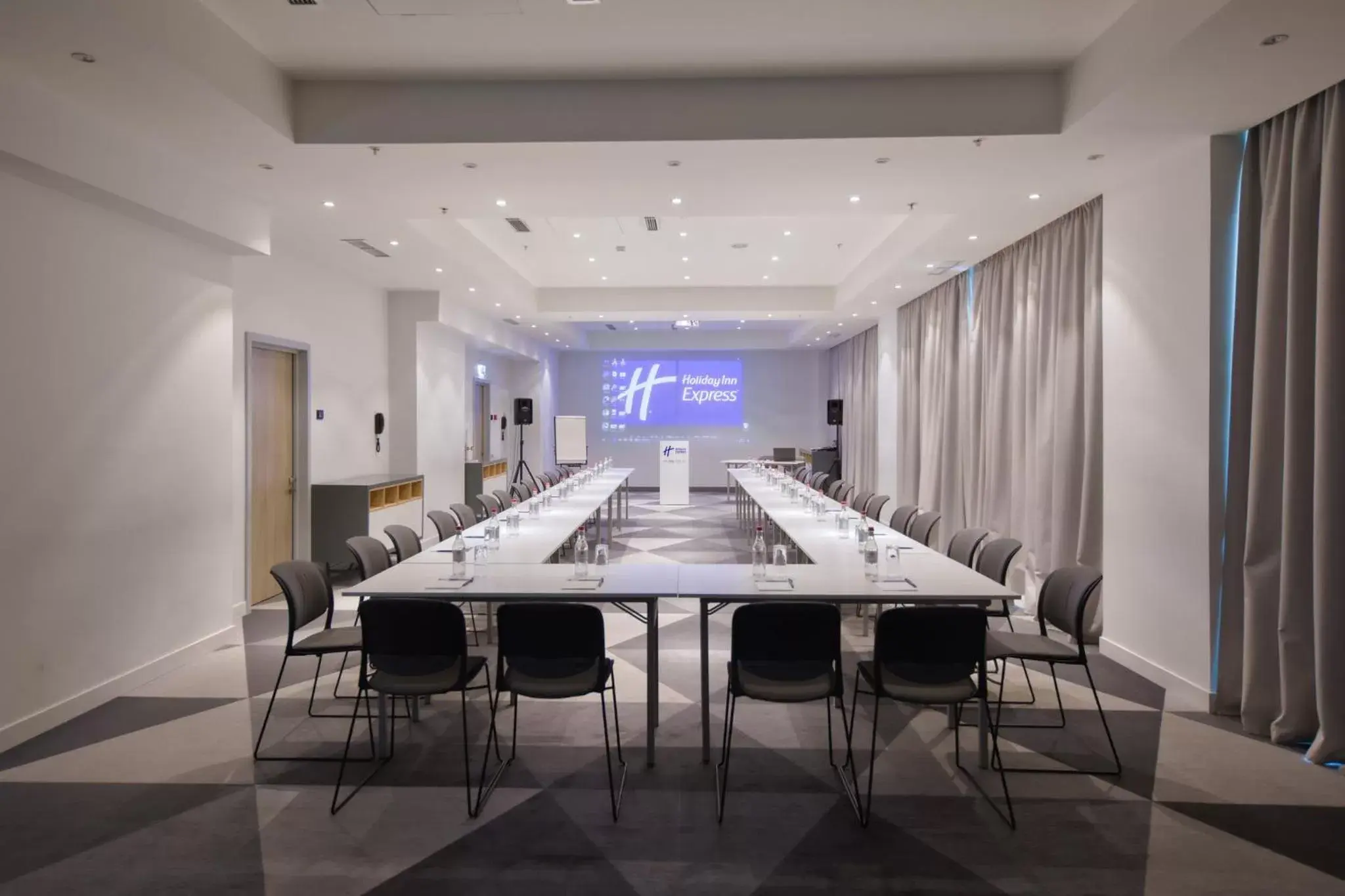 Meeting/conference room in Holiday Inn Express - Yerevan, an IHG Hotel