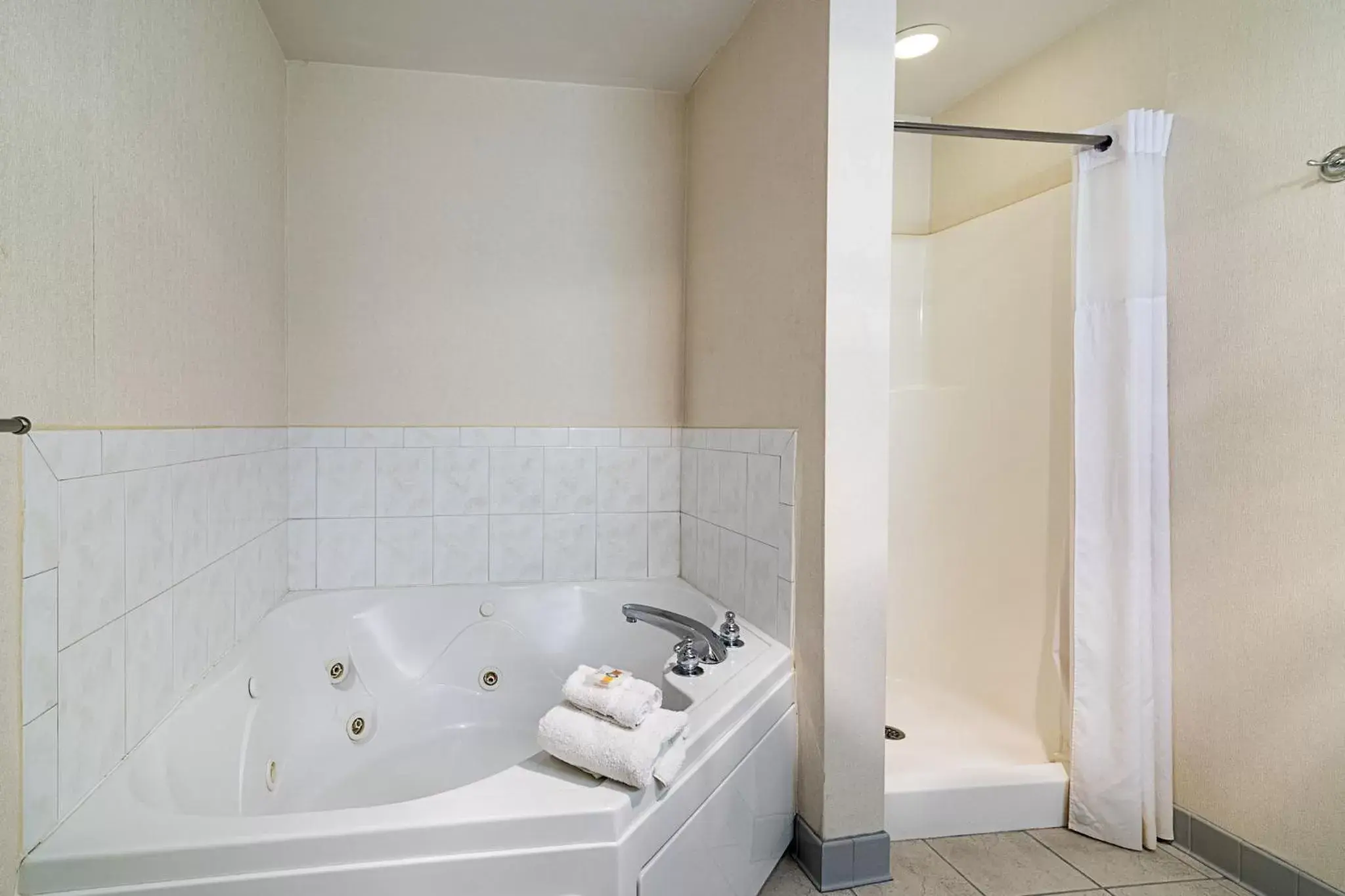 Bathroom in Quality Inn & Suites Schoharie near Howe Caverns