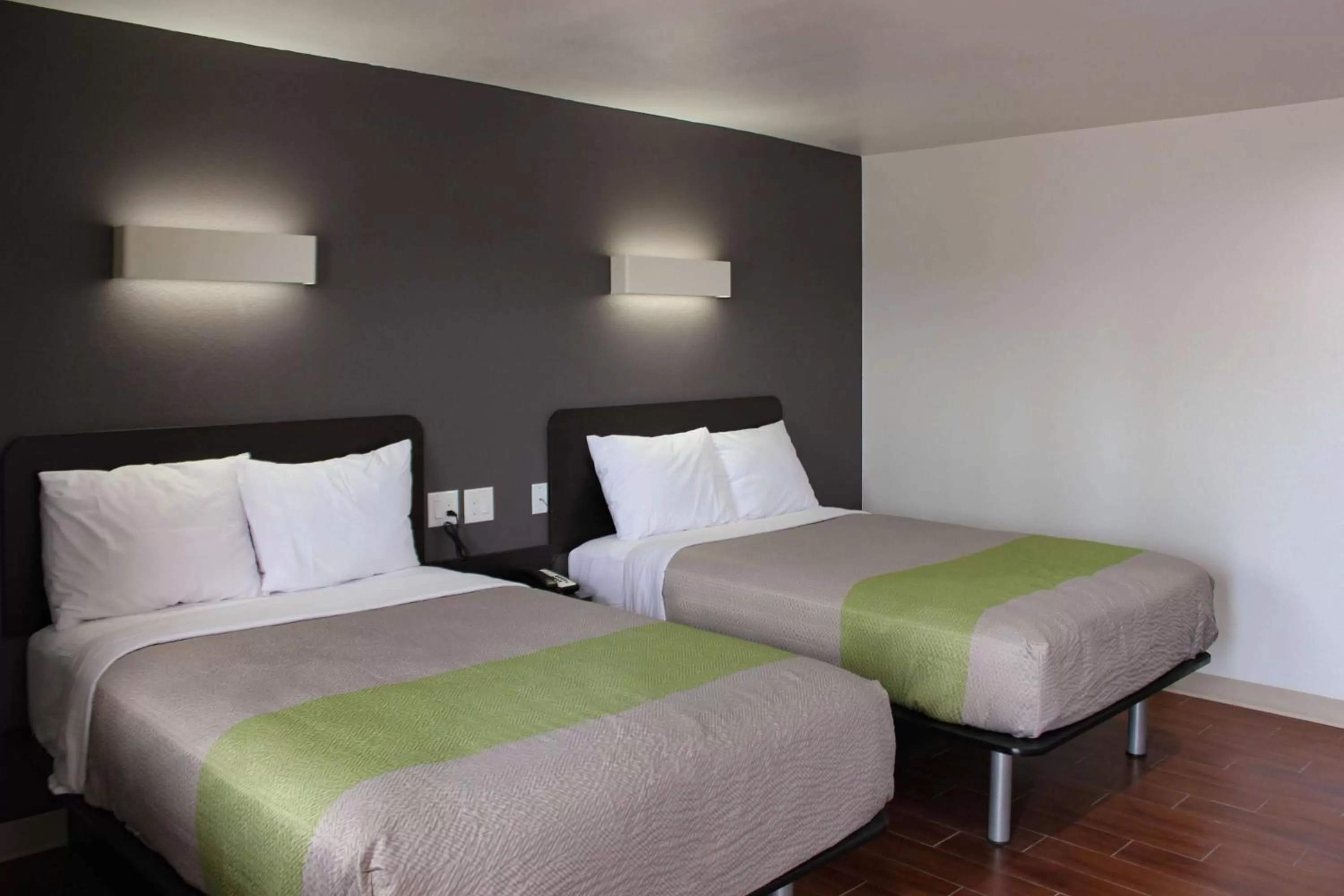 Photo of the whole room, Bed in Studio 6-Houston, TX - East