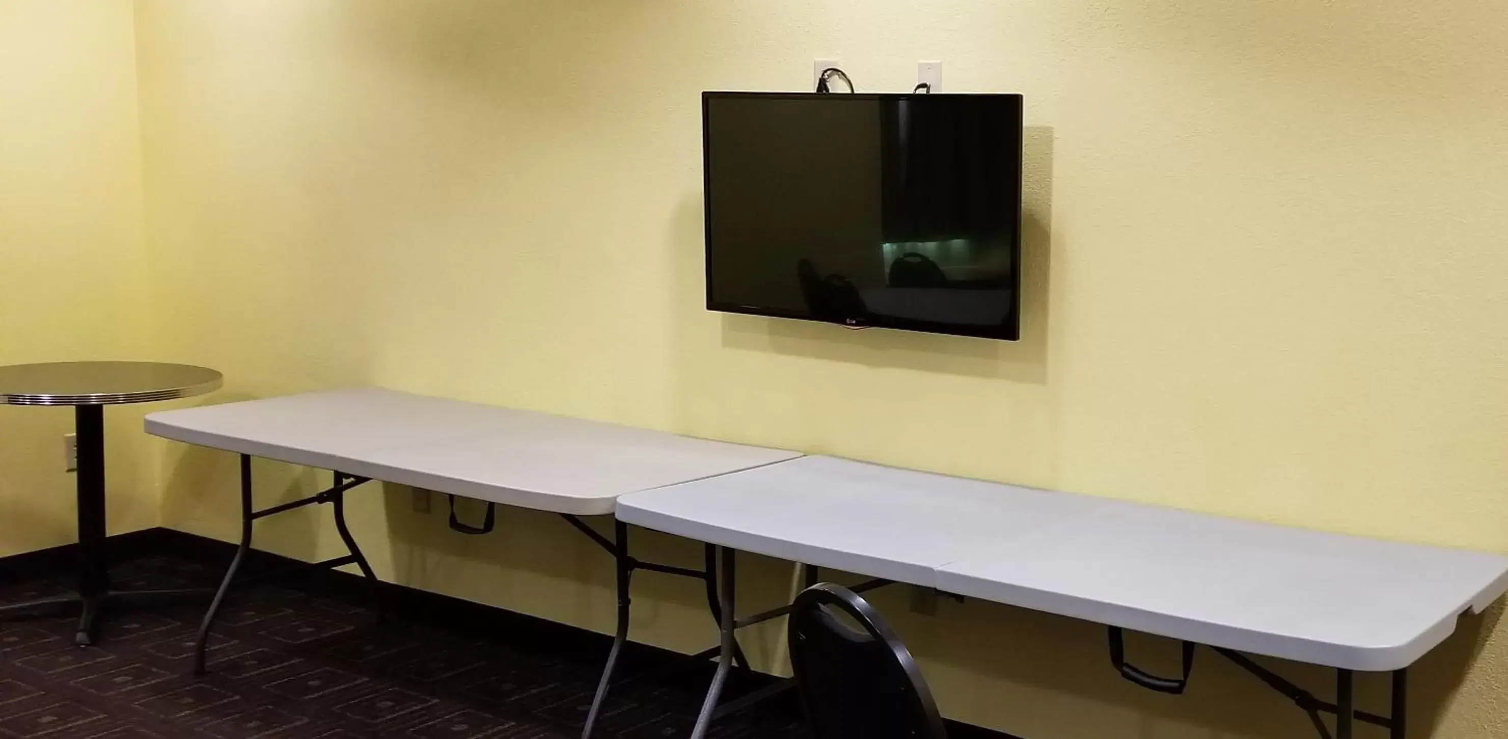 Meeting/conference room, TV/Entertainment Center in Microtel Inn & Suites by Wyndham Delphos