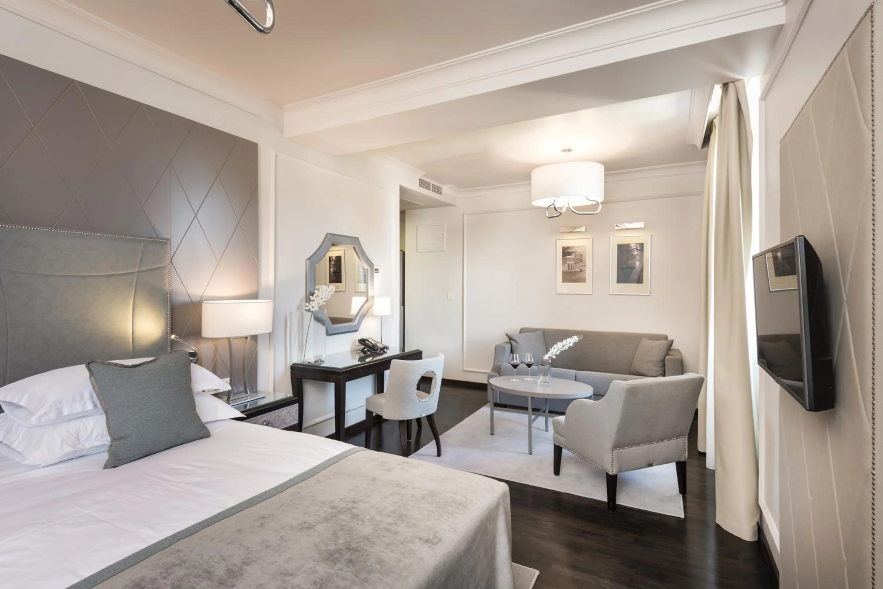 Bedroom, Bed in Bastion Heritage Hotel