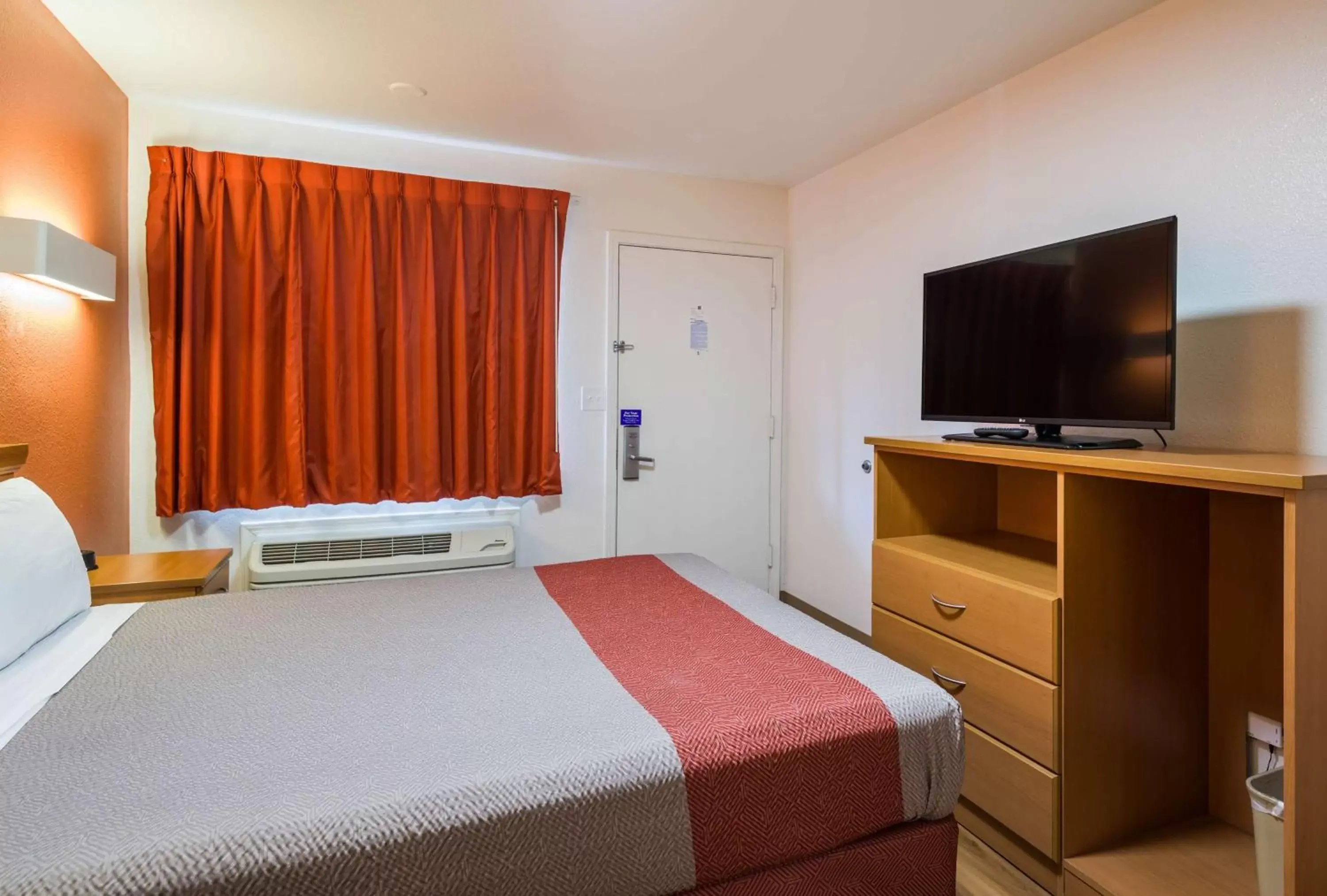 TV and multimedia, Bed in Motel 6-Concord, CA