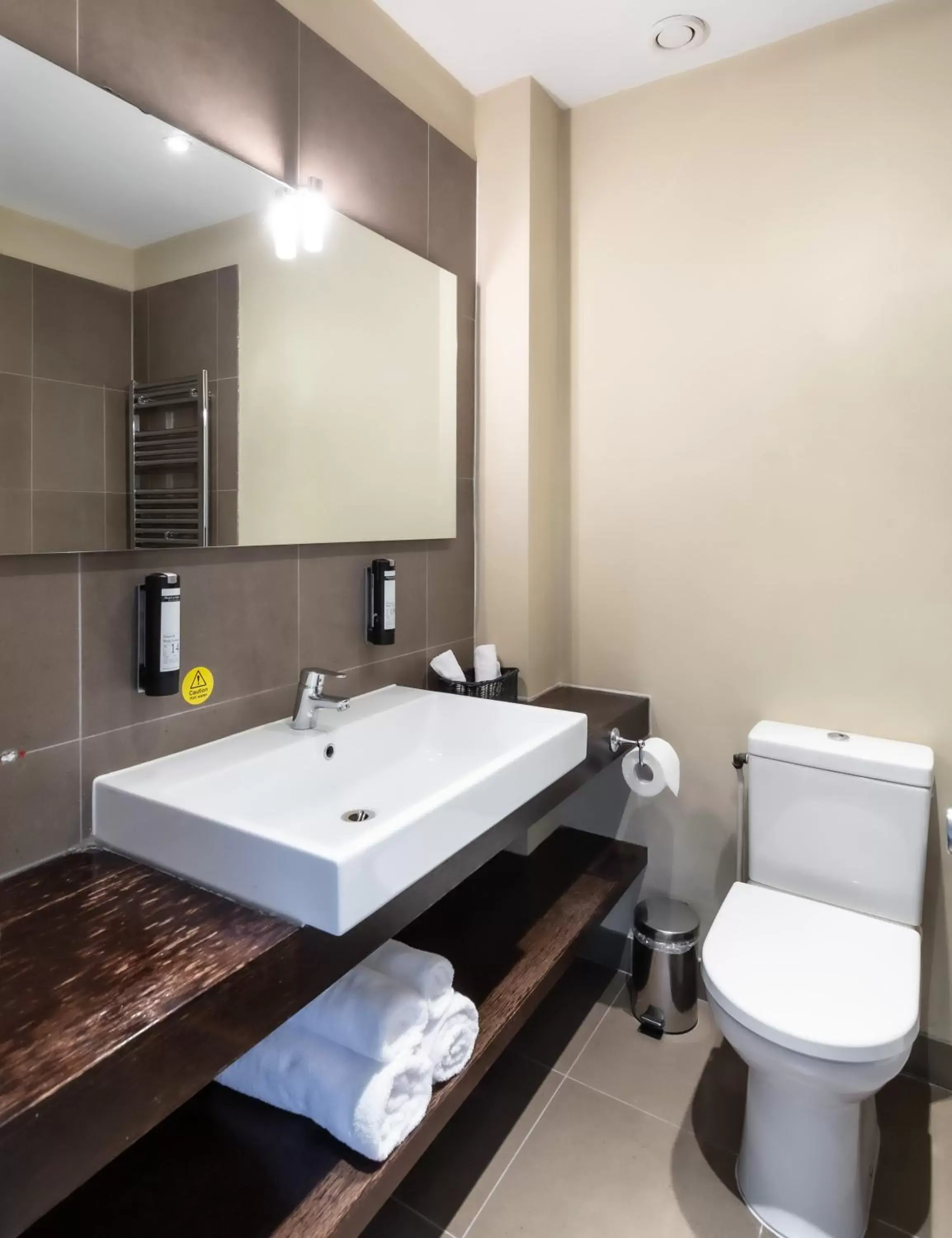 Toilet, Bathroom in Kew Gardens Hotel