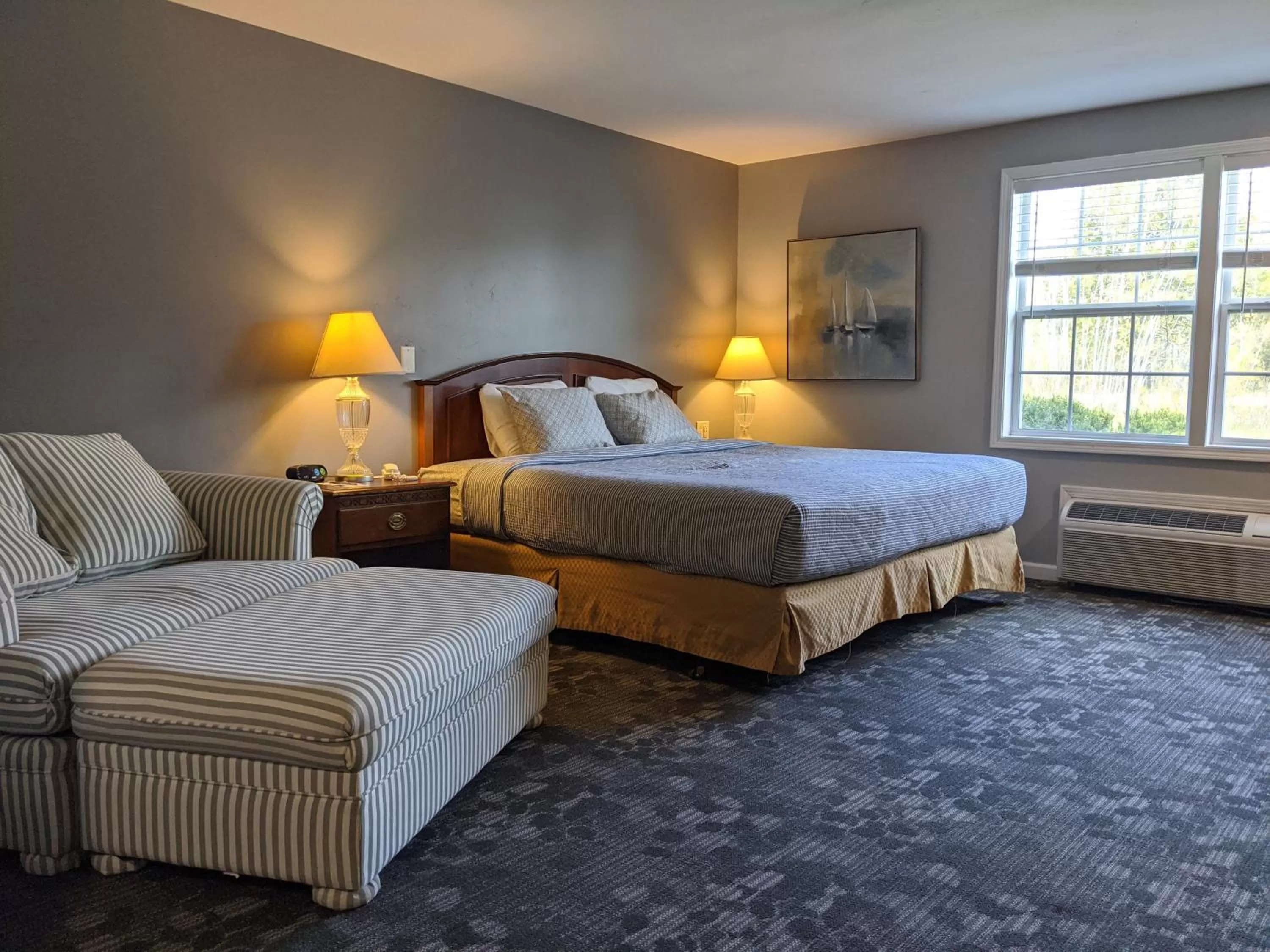 Deluxe King Room in Beach Harbor Resort