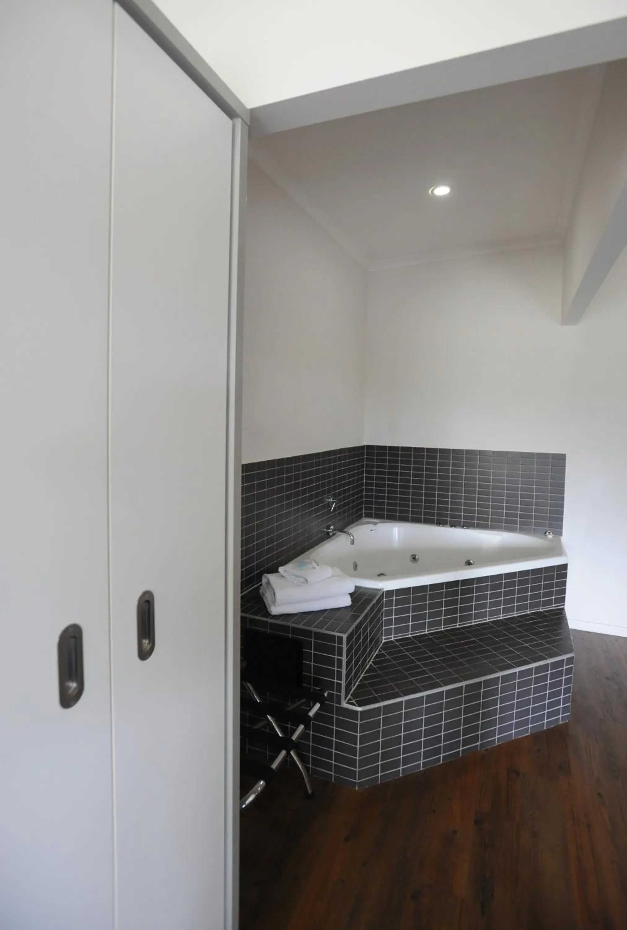 Premium Suite with Spa Bath in Shoredrive Motel
