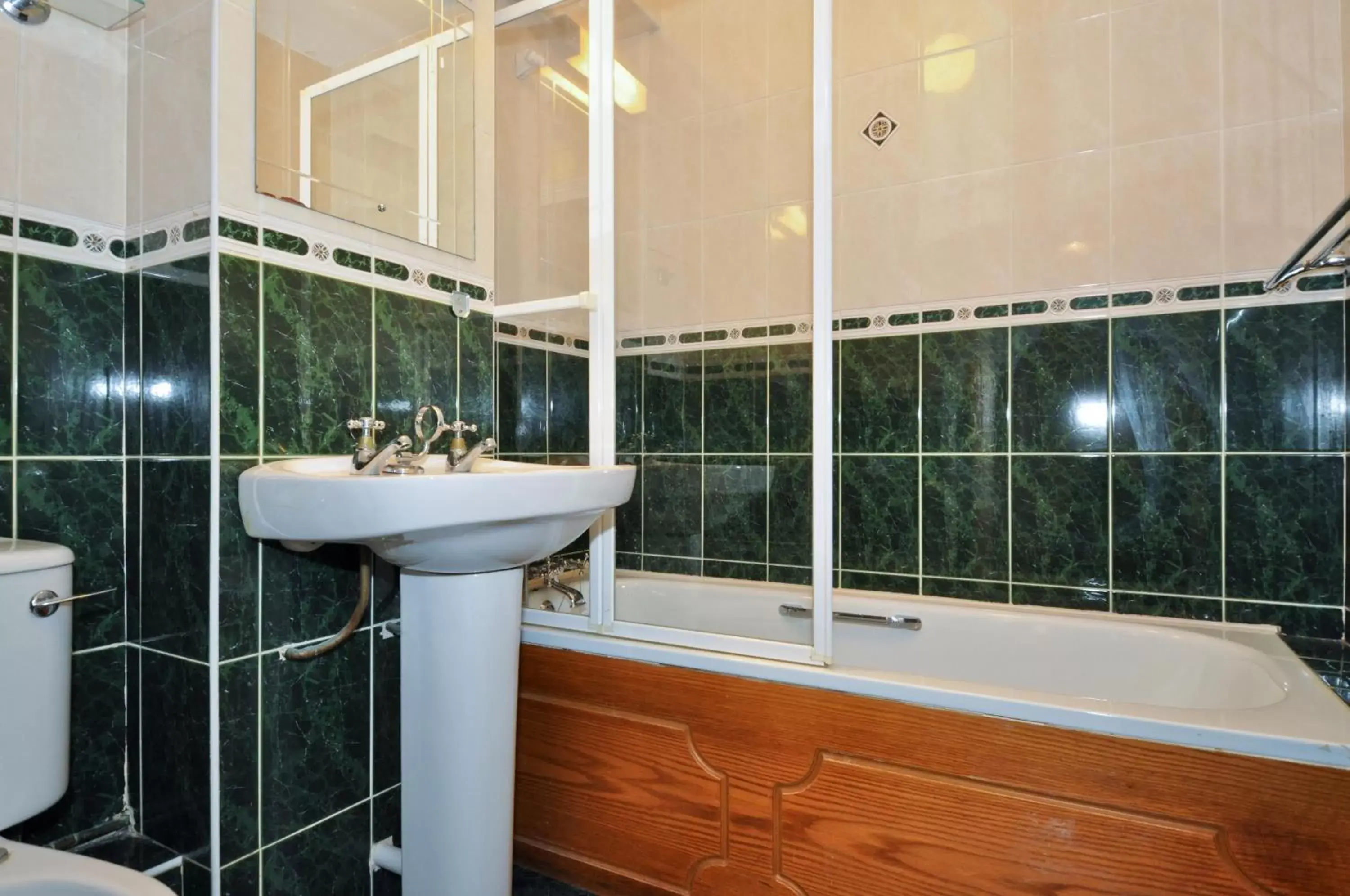 Bathroom in Boffin Lodge Guest House