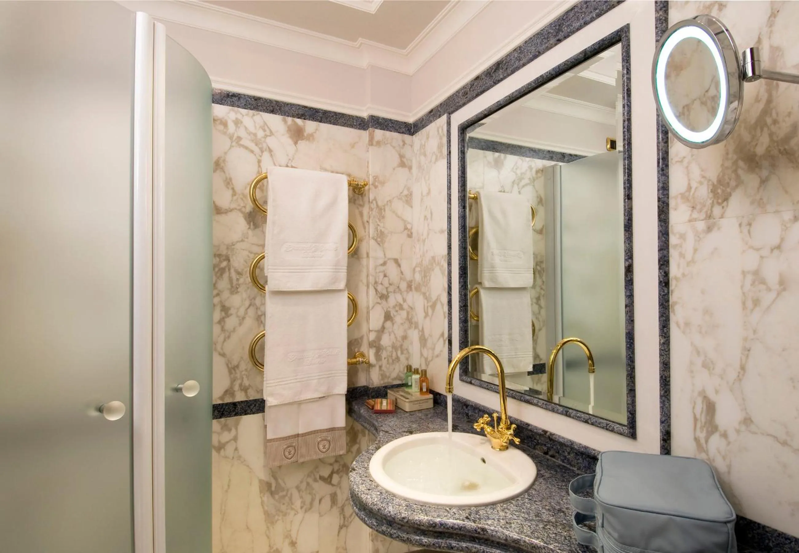 Bathroom in Grand Hotel Dino