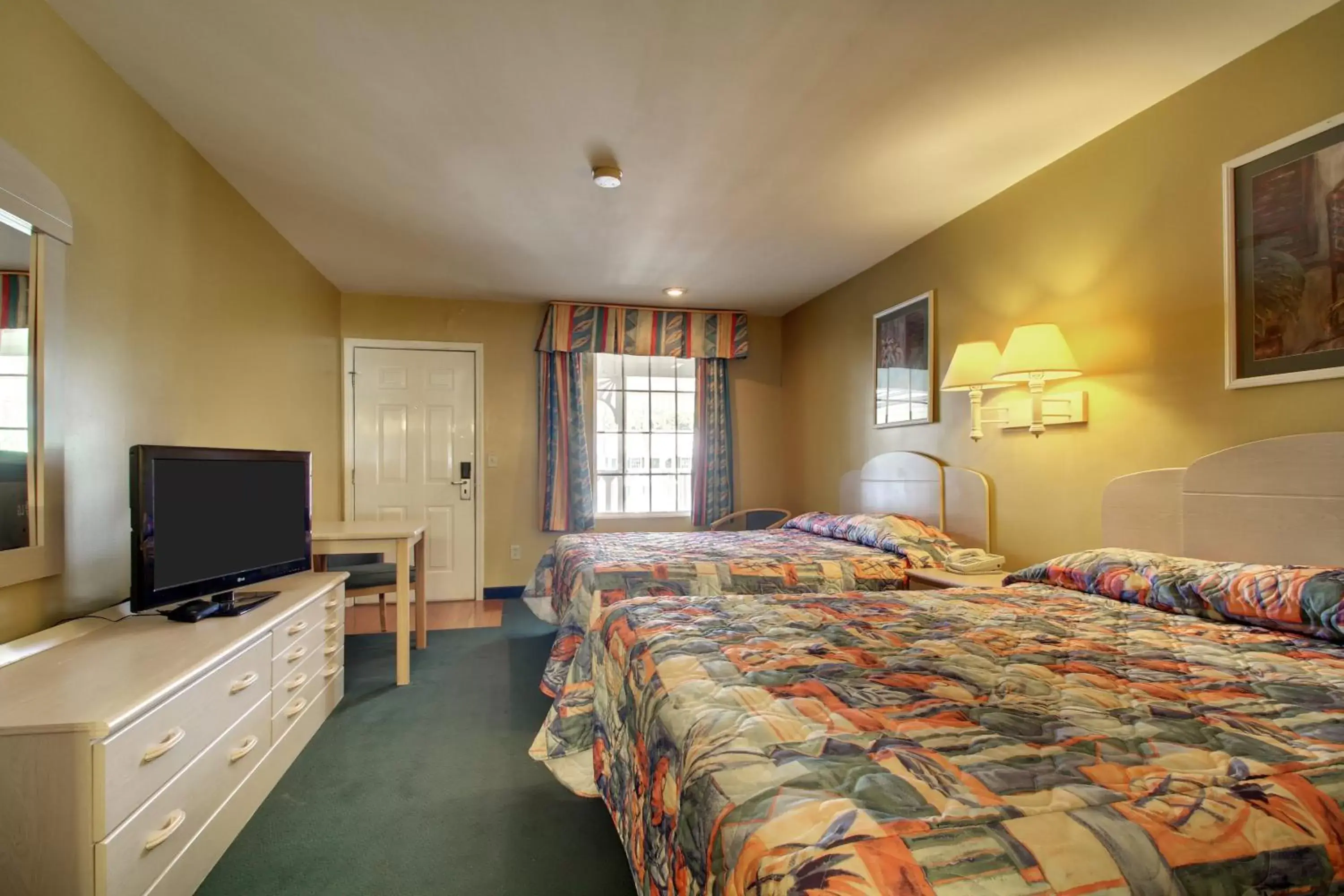 Bed in Key West Inn - Childersburg