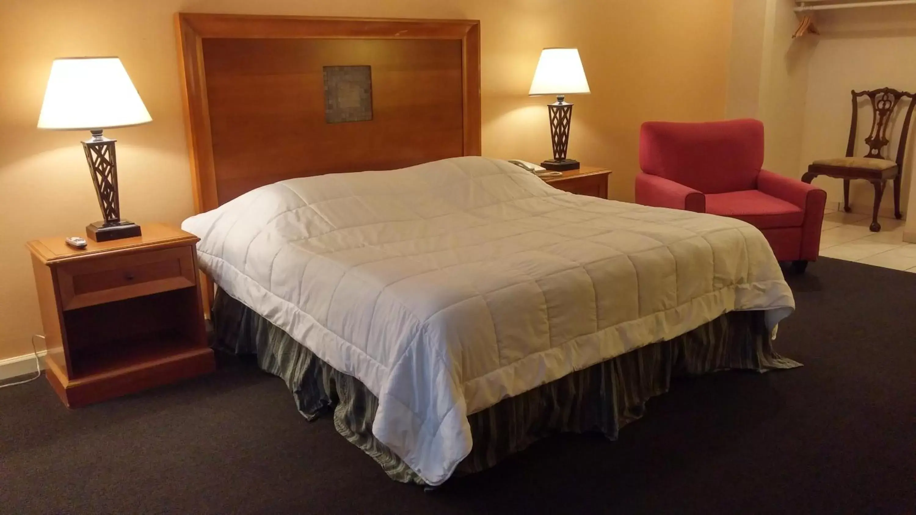 Bed in Grays Harbor Inn & Suites