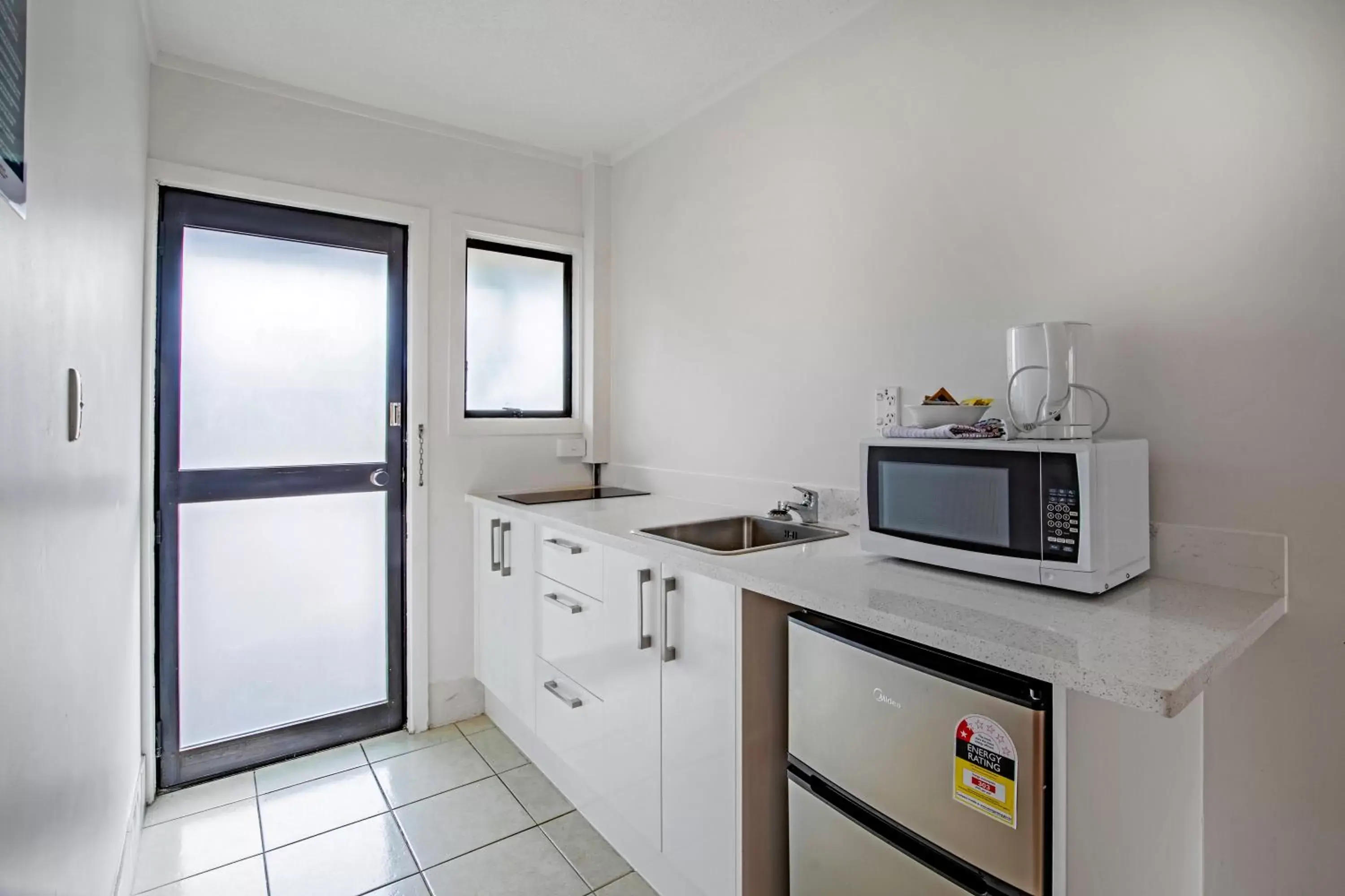 Kitchen/Kitchenette in Oakwood Manor Motor Lodge