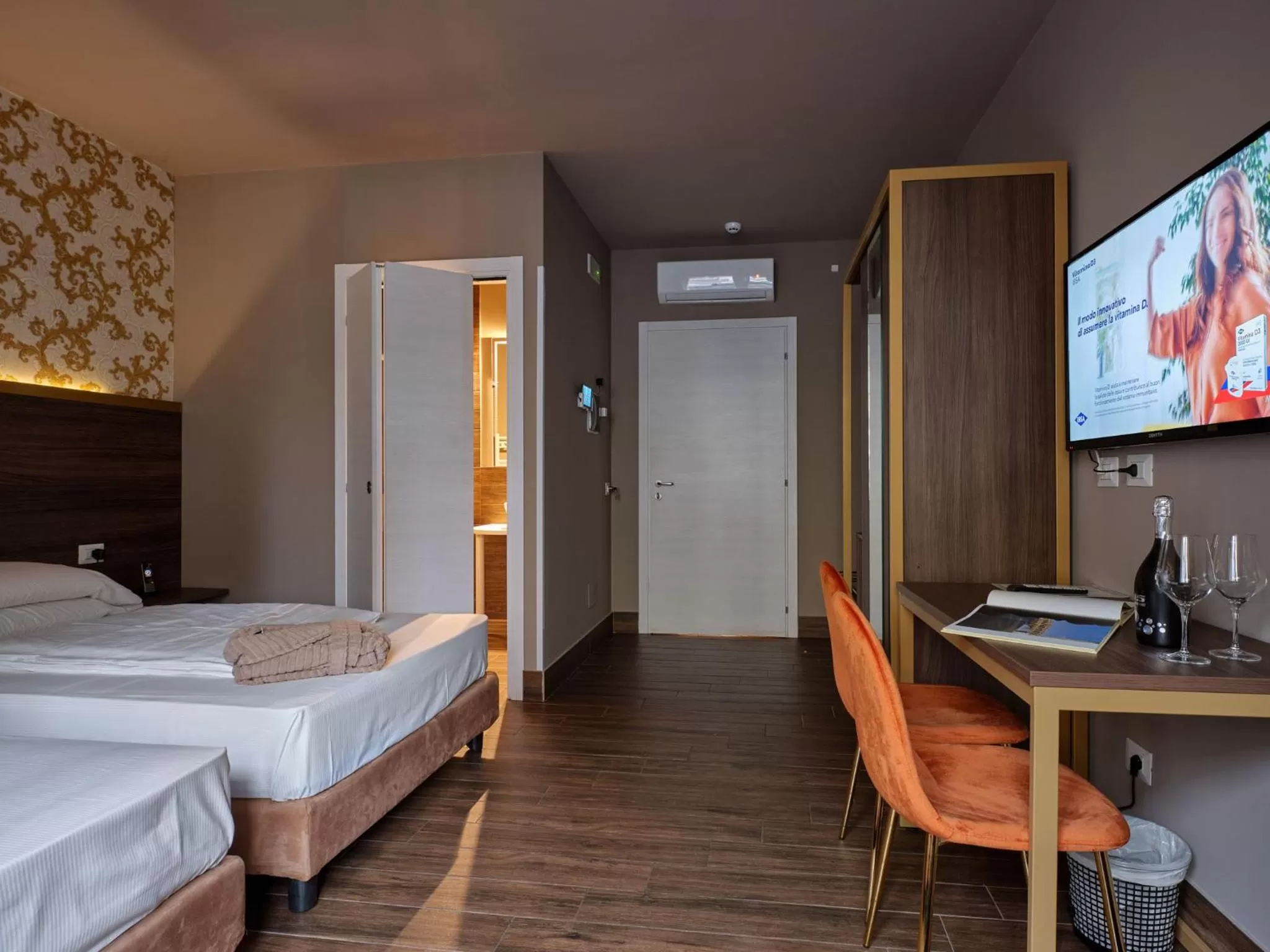 Communal lounge/ TV room, Bed in Hotel Giulietta