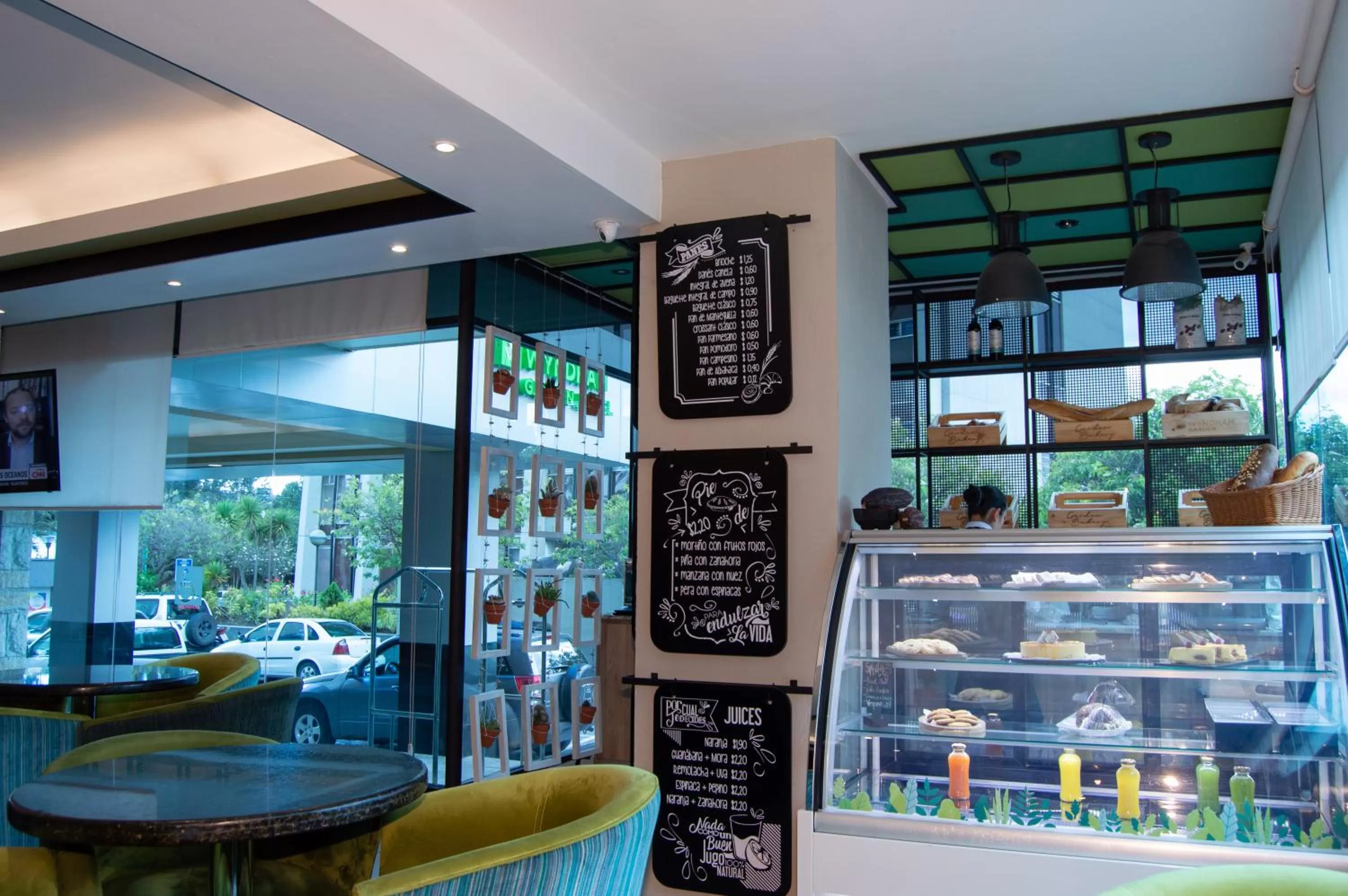 Restaurant/places to eat in Wyndham Garden Quito