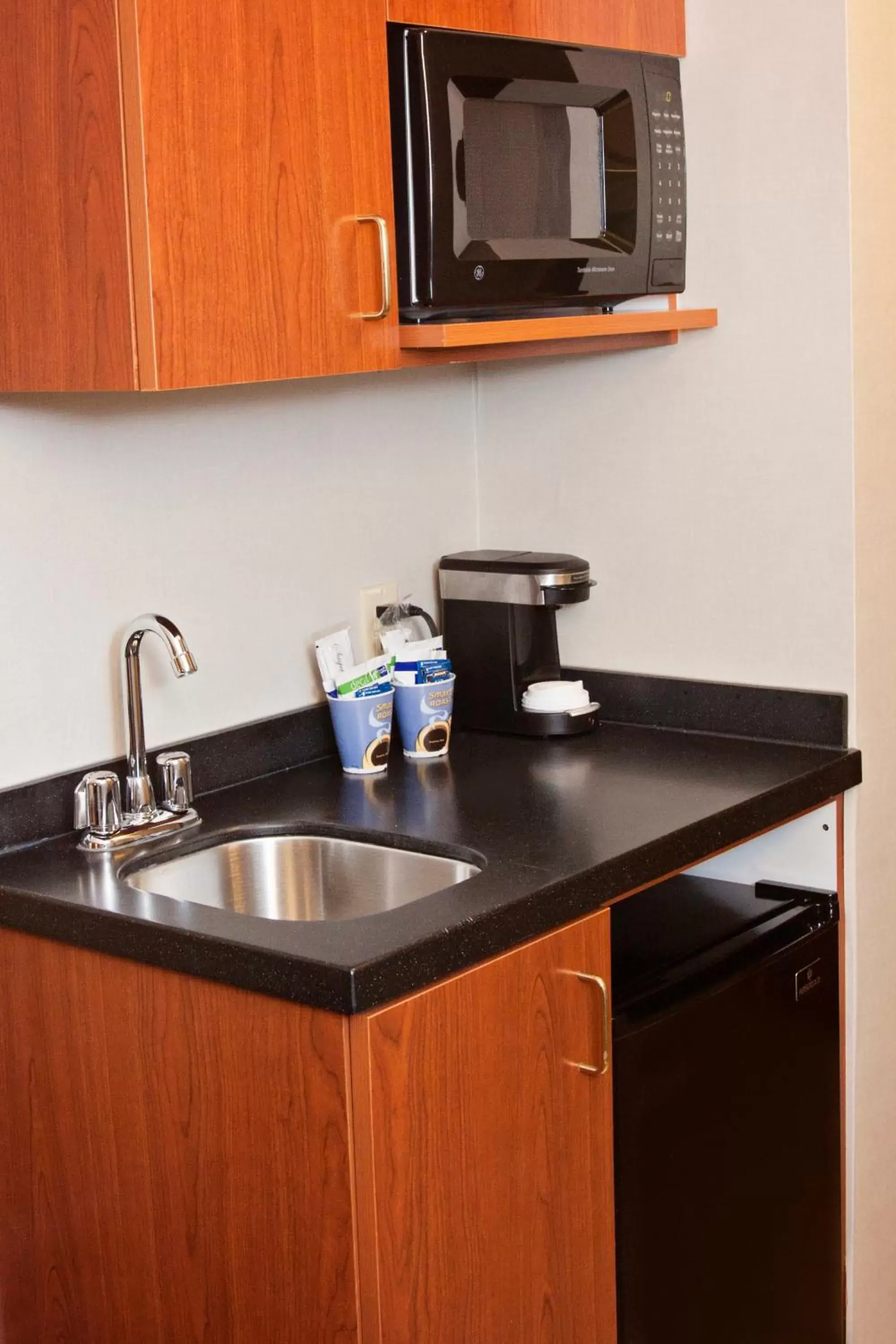 Kitchen or kitchenette, Kitchen/Kitchenette in Holiday Inn Express Hotel & Suites Pittsburgh-South Side, an IHG Hotel