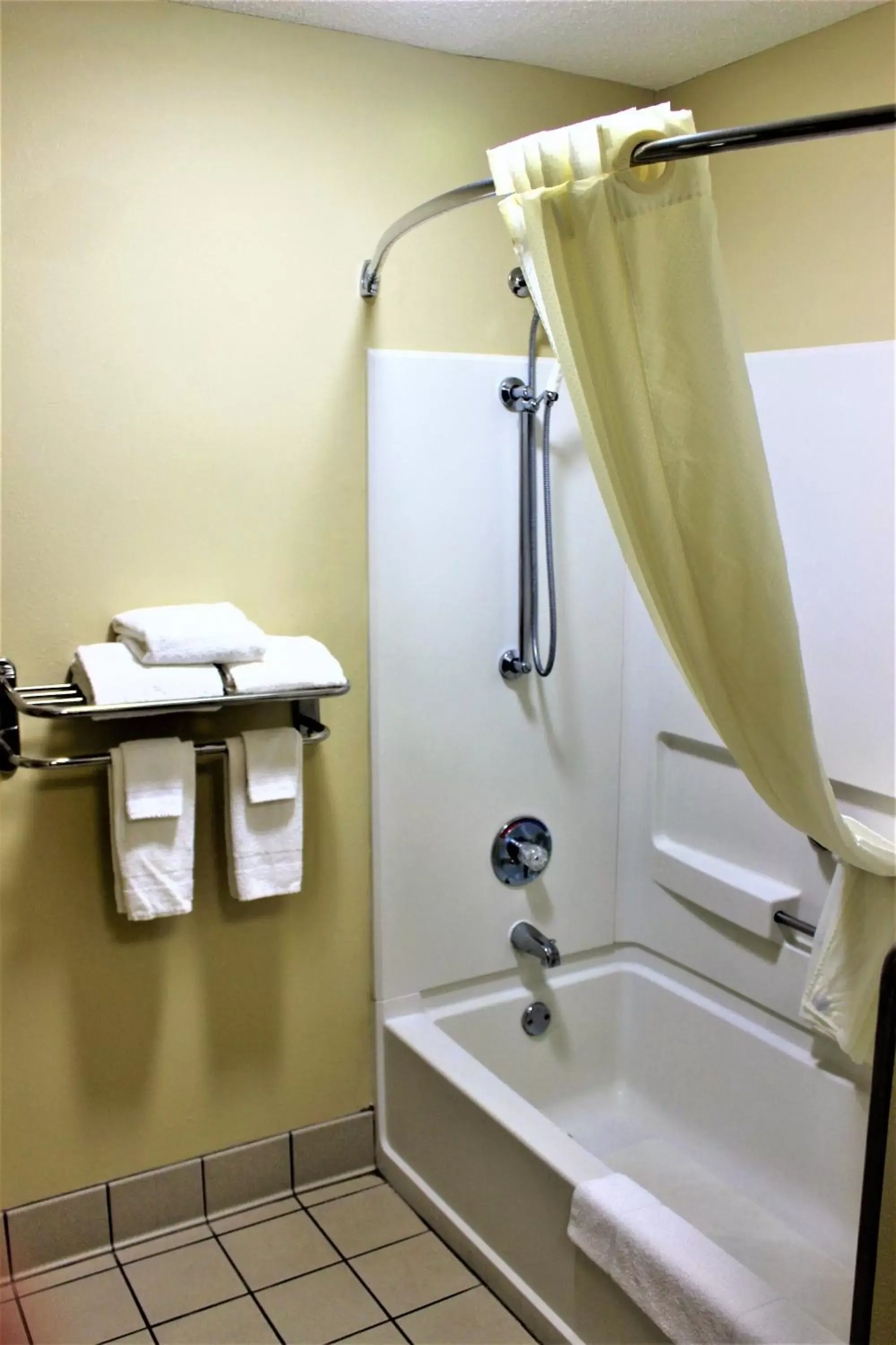 Bathroom in SureStay Hotel By Best Western Tuscaloosa Southeast